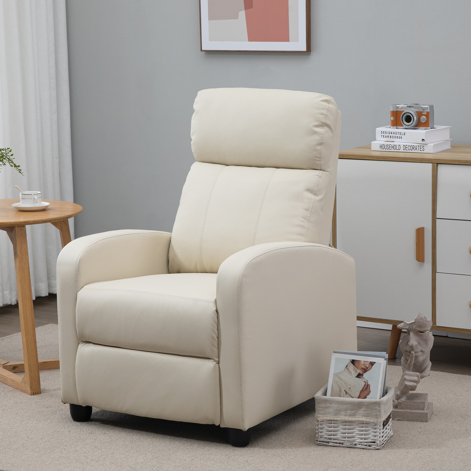Poltrona imbottita beige in un soggiorno moderno con mobili in legno e tappeto.