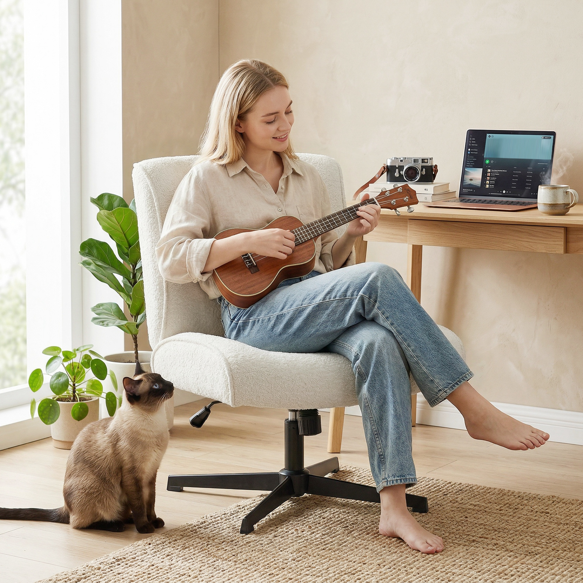 Una donna bionda con i jeans suona l'ukulele su una sedia bianca, mentre un gatto siamese la guarda.