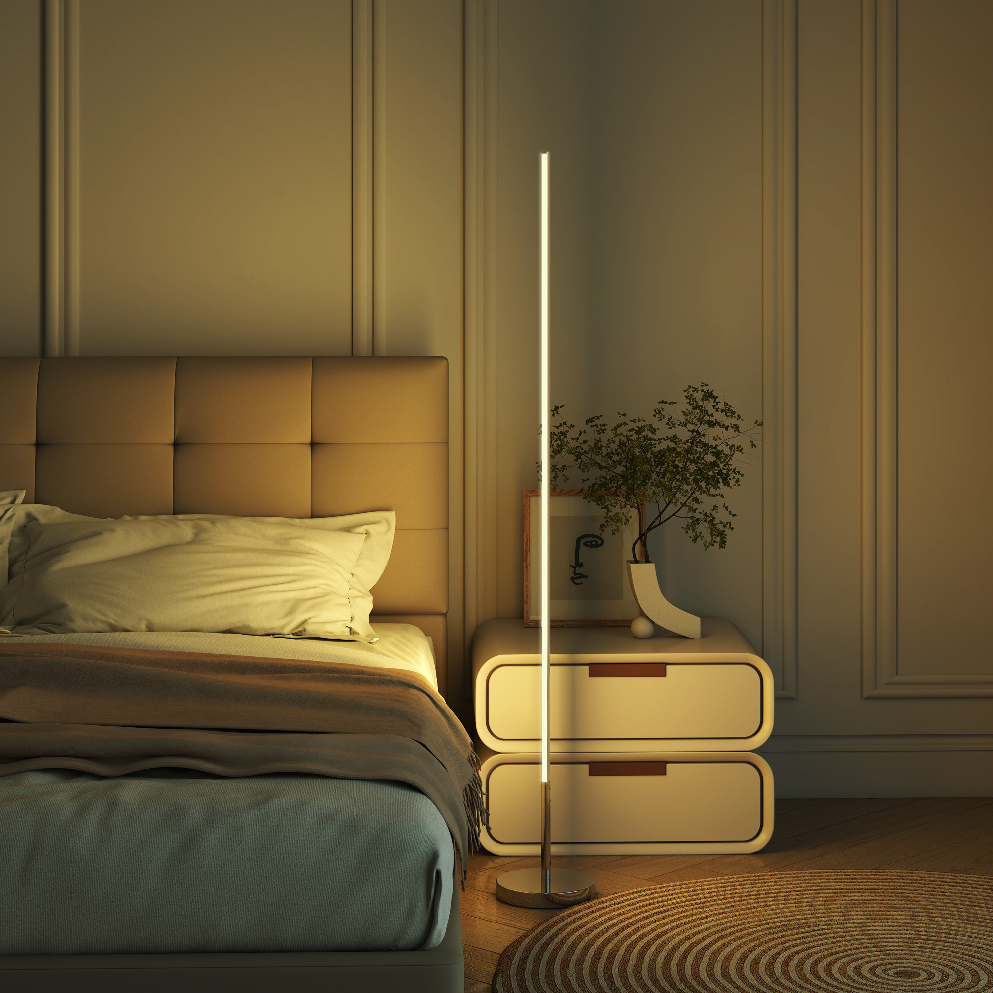 Moderna lampada da terra accanto a un letto con testiera imbottita e comodino.