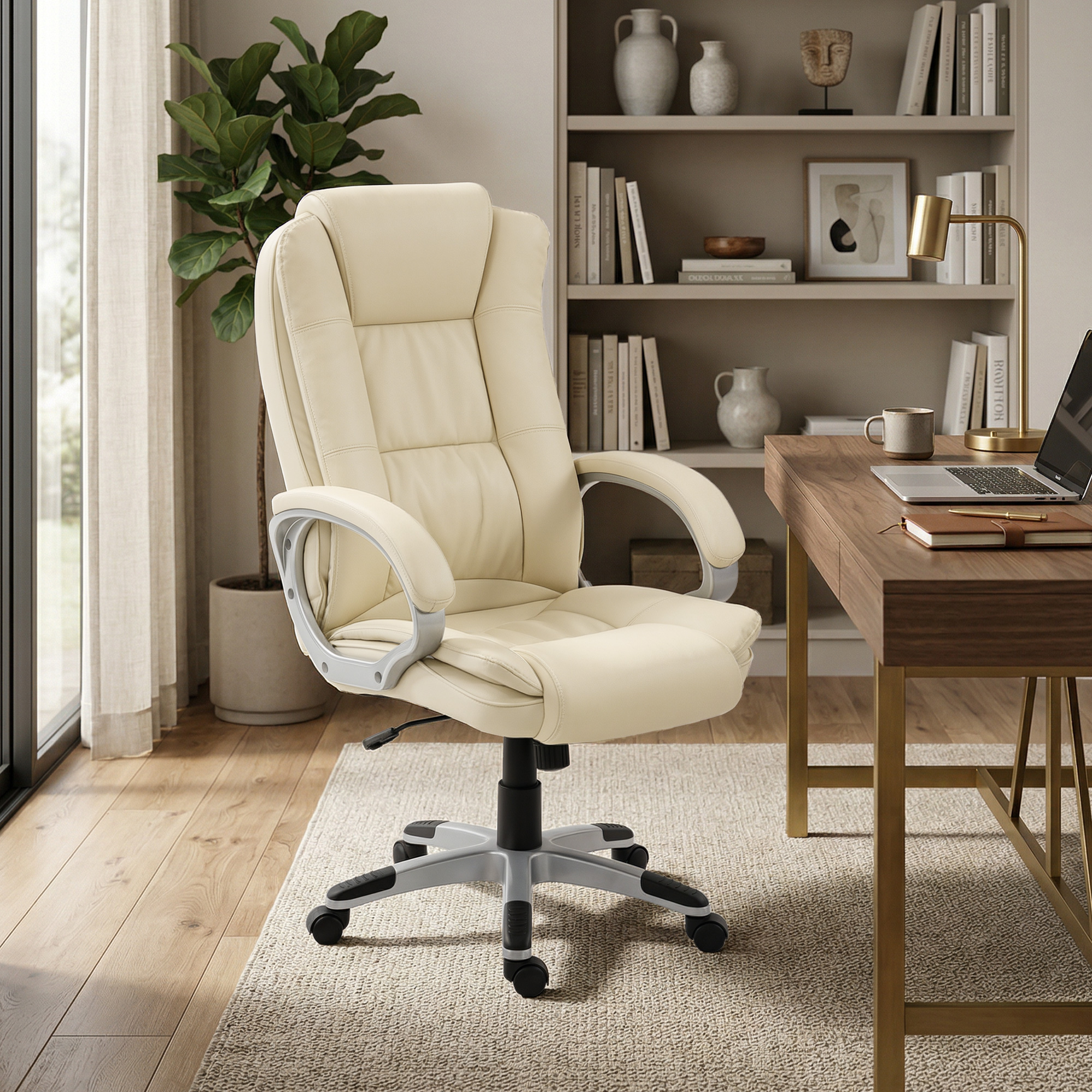 Sedia da ufficio beige davanti a una scrivania in legno con laptop e libreria.