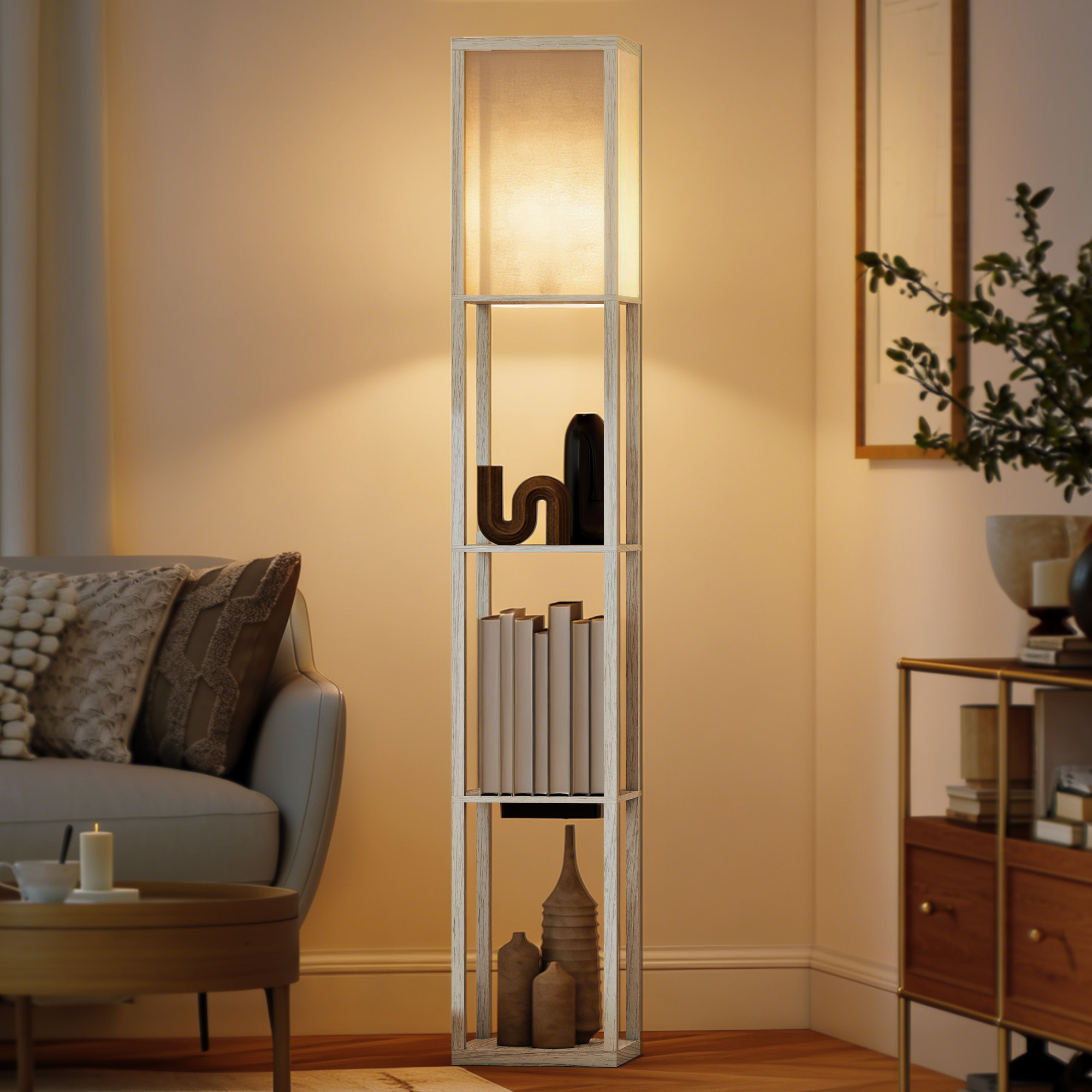 Una lampada da terra in legno con scaffali, paralume luminoso, libri e vasi in un soggiorno accogliente.