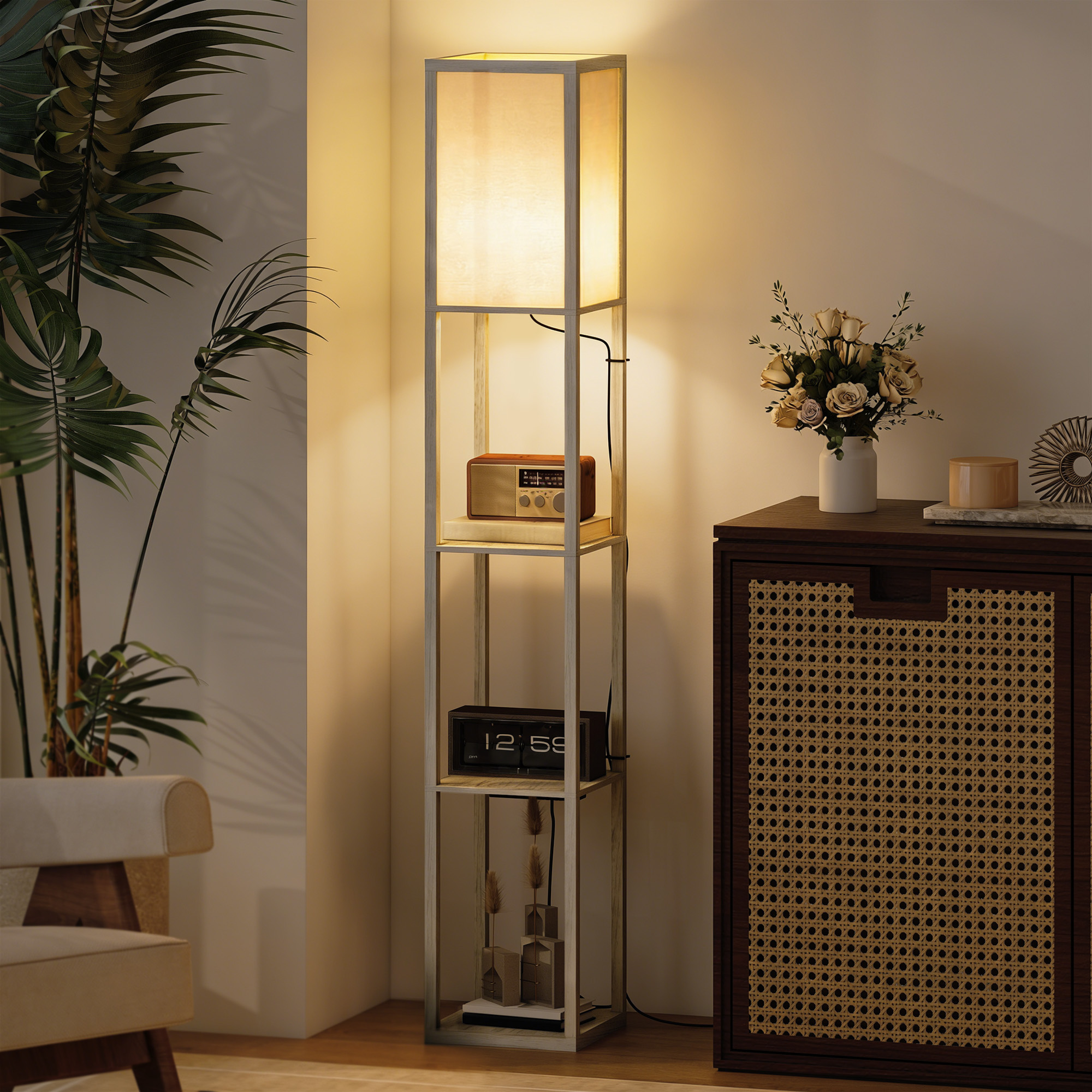 Una lampada da terra in legno illuminata con ripiani per radio, orologio e decorazioni, vicino a un mobile con vaso.