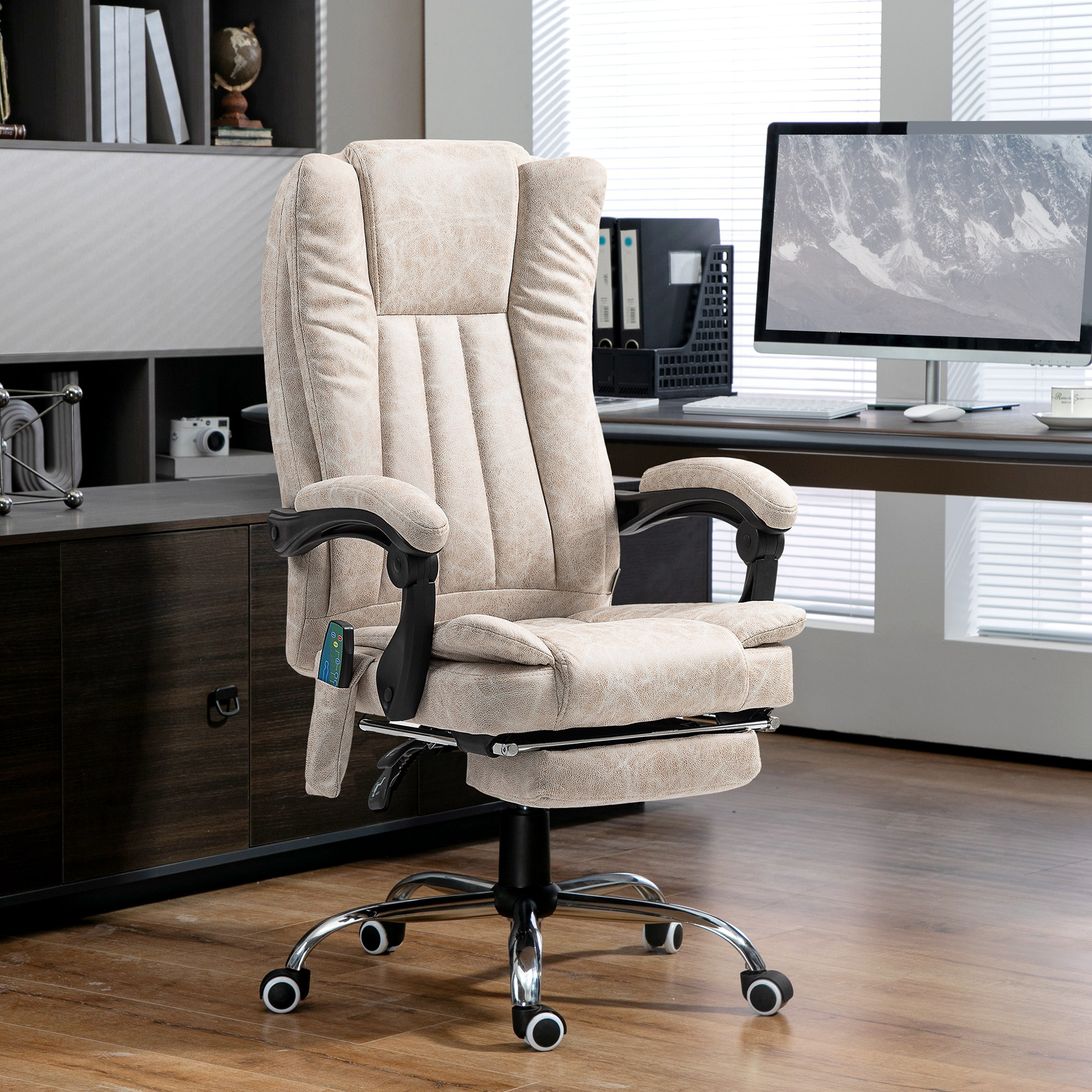 Sedia da ufficio imbottita beige con poggiapiedi in un ufficio moderno con pavimento in legno e scrivania.