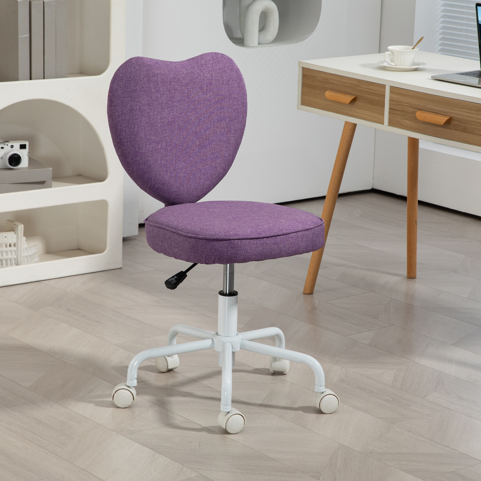 Sedia da ufficio viola con schienale a forma di cuore e ruote bianche in una stanza luminosa.