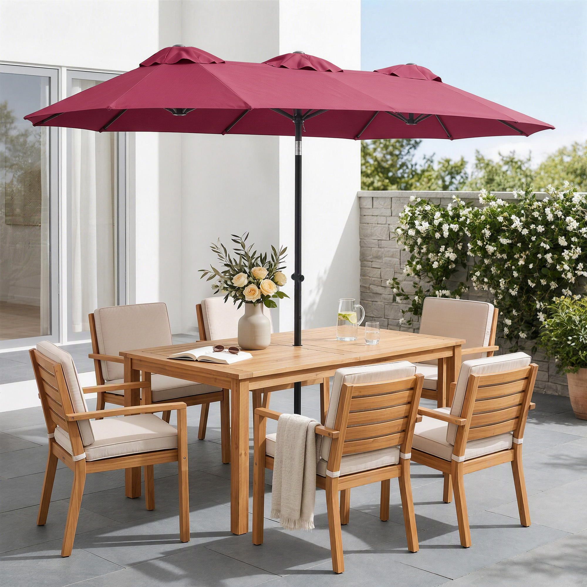 Un juego de comedor de madera para patio con seis sillas y una sombrilla roja grande en una terraza.