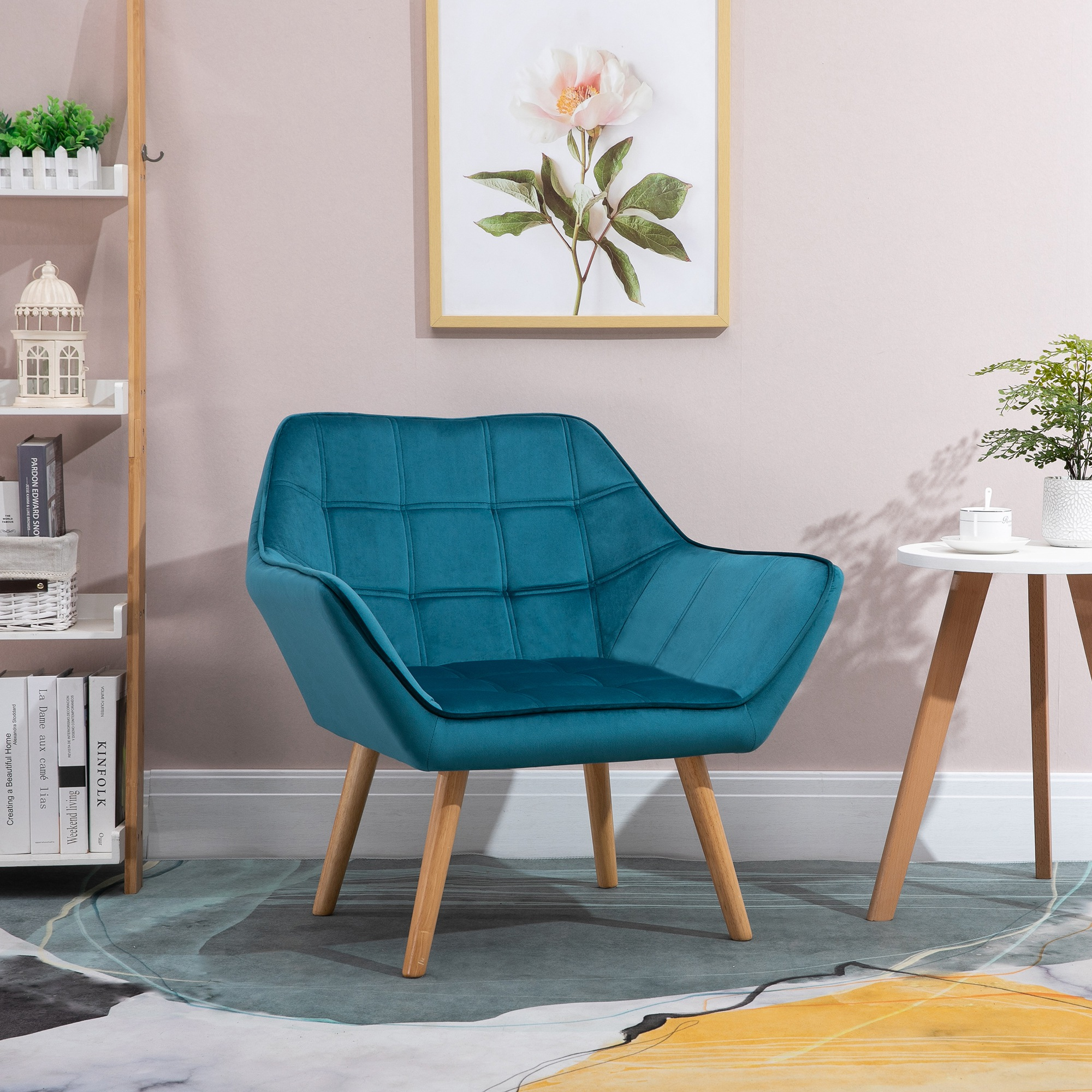 Una poltrona blu con gambe in legno si trova in una stanza con una libreria e un piccolo tavolo.