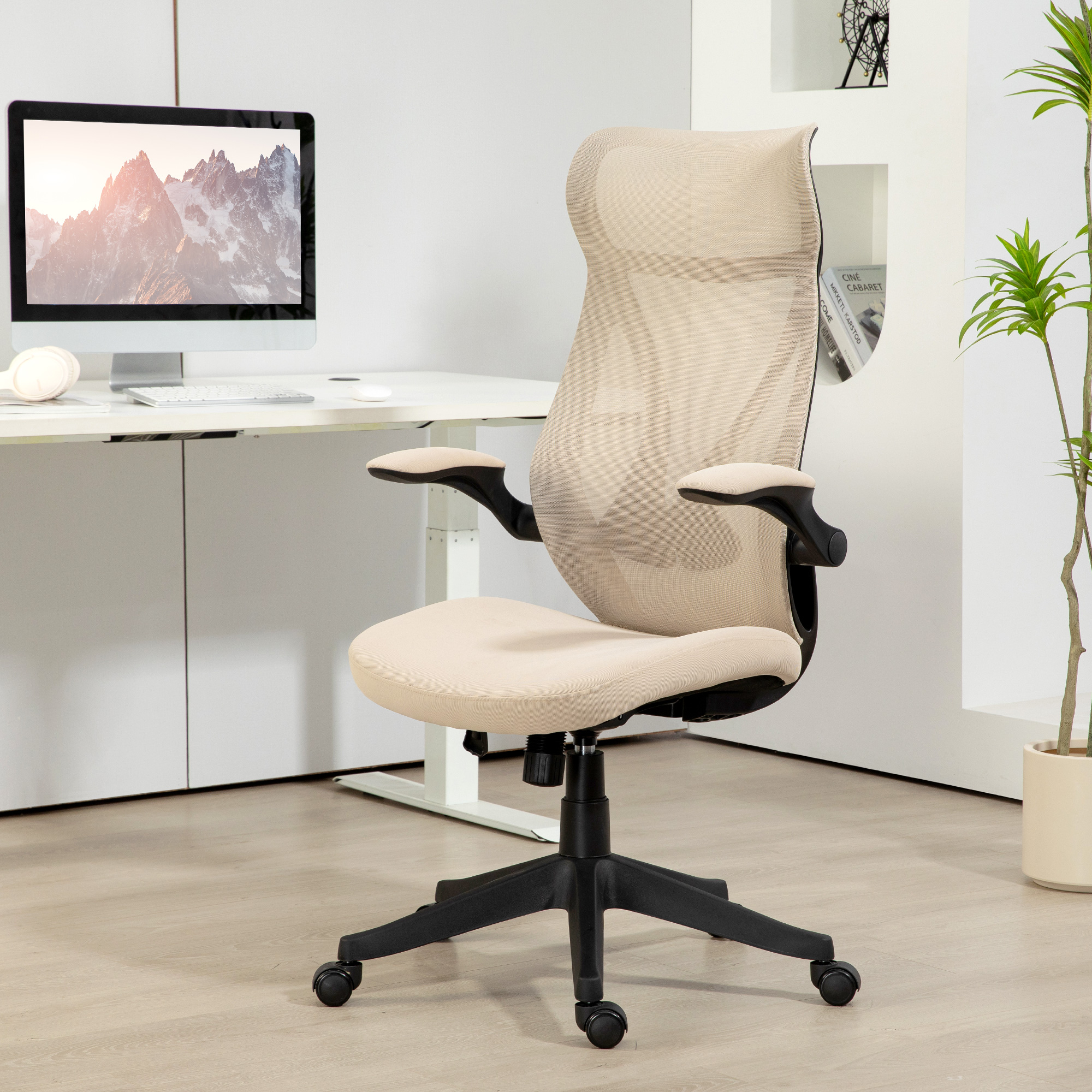 Sedia da ufficio ergonomica beige con base nera in ufficio.