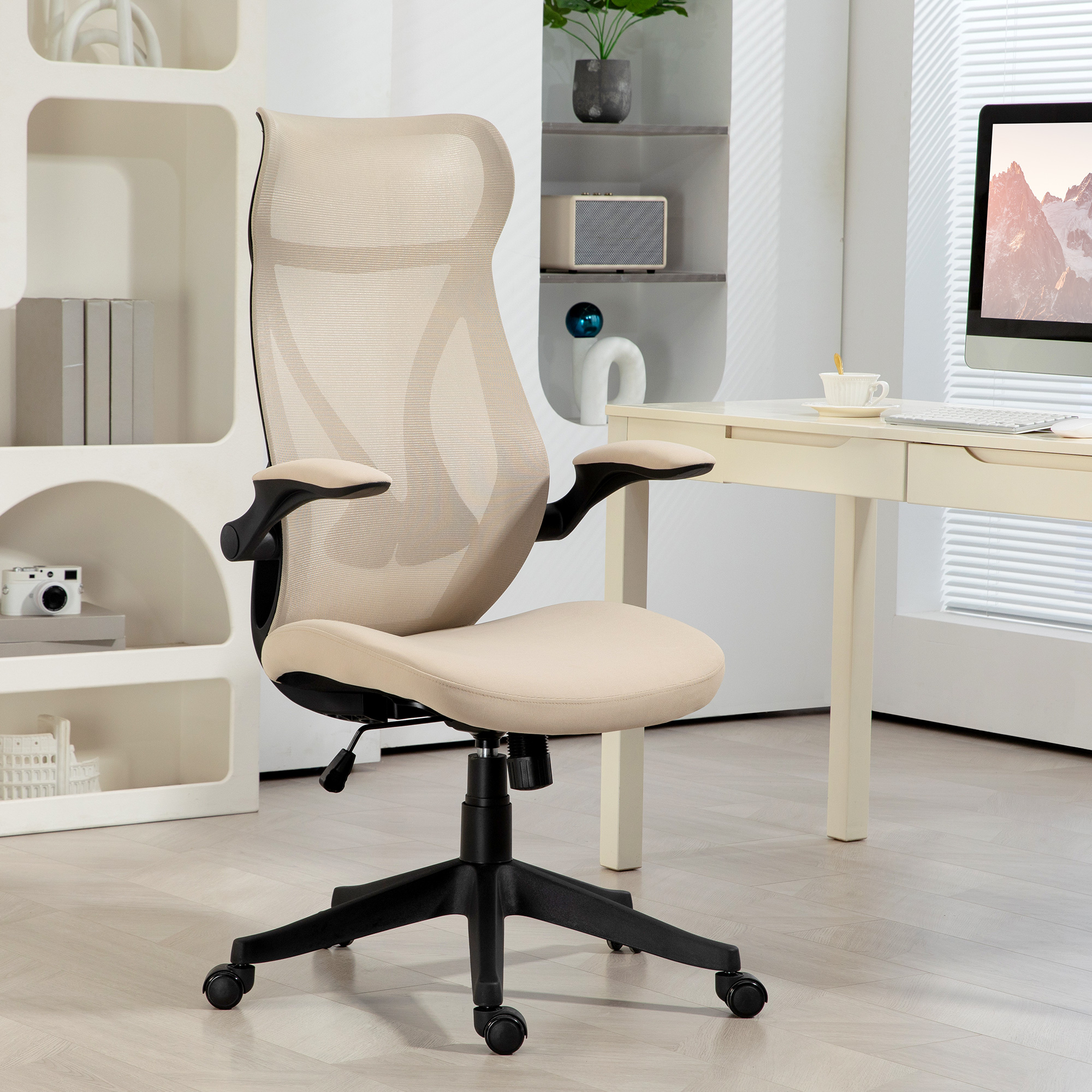 Una sedia da ufficio beige con schienale in rete si trova in una stanza moderna e luminosa.