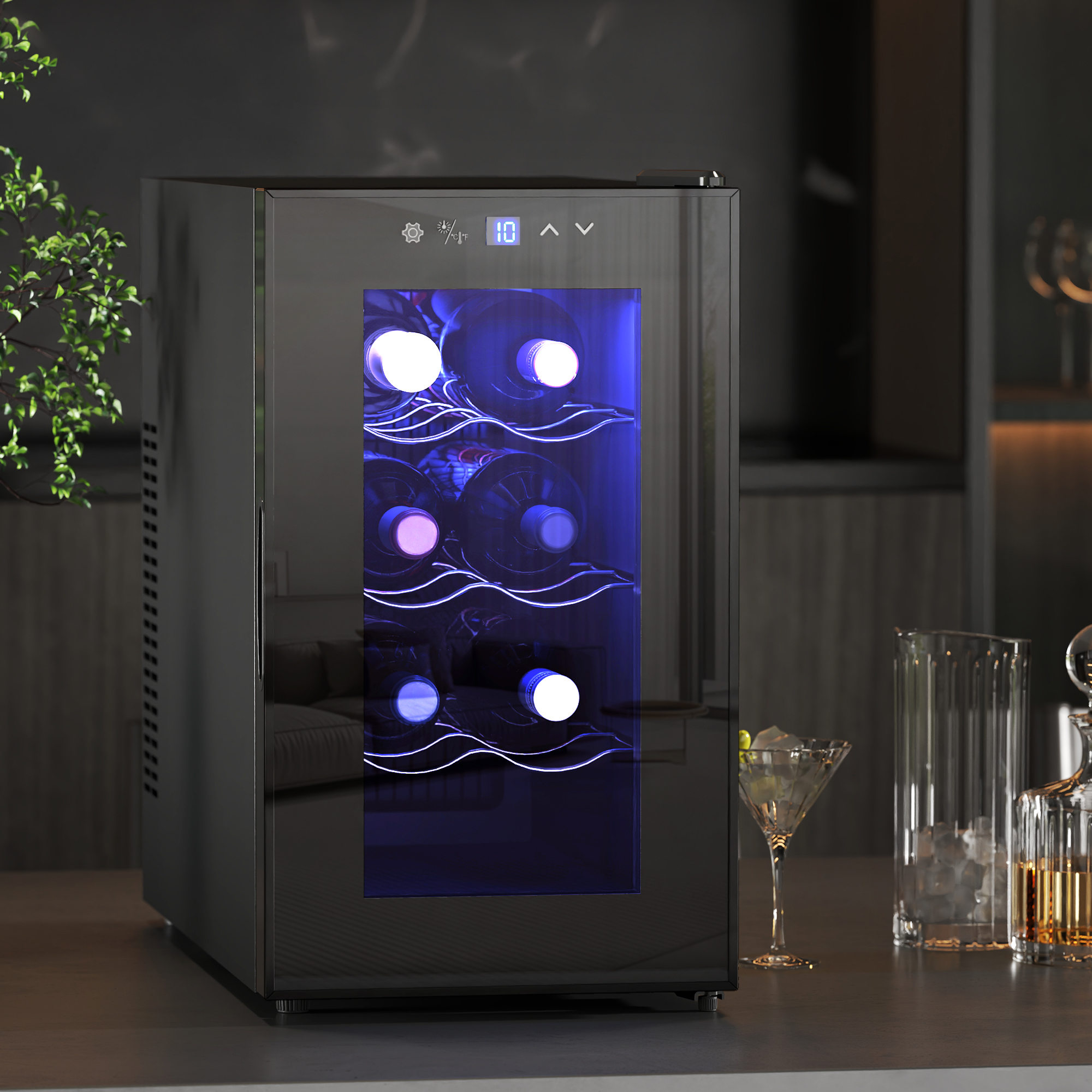 Un frigorifero per vini nero con illuminazione blu si trova su un bancone in una cucina moderna.