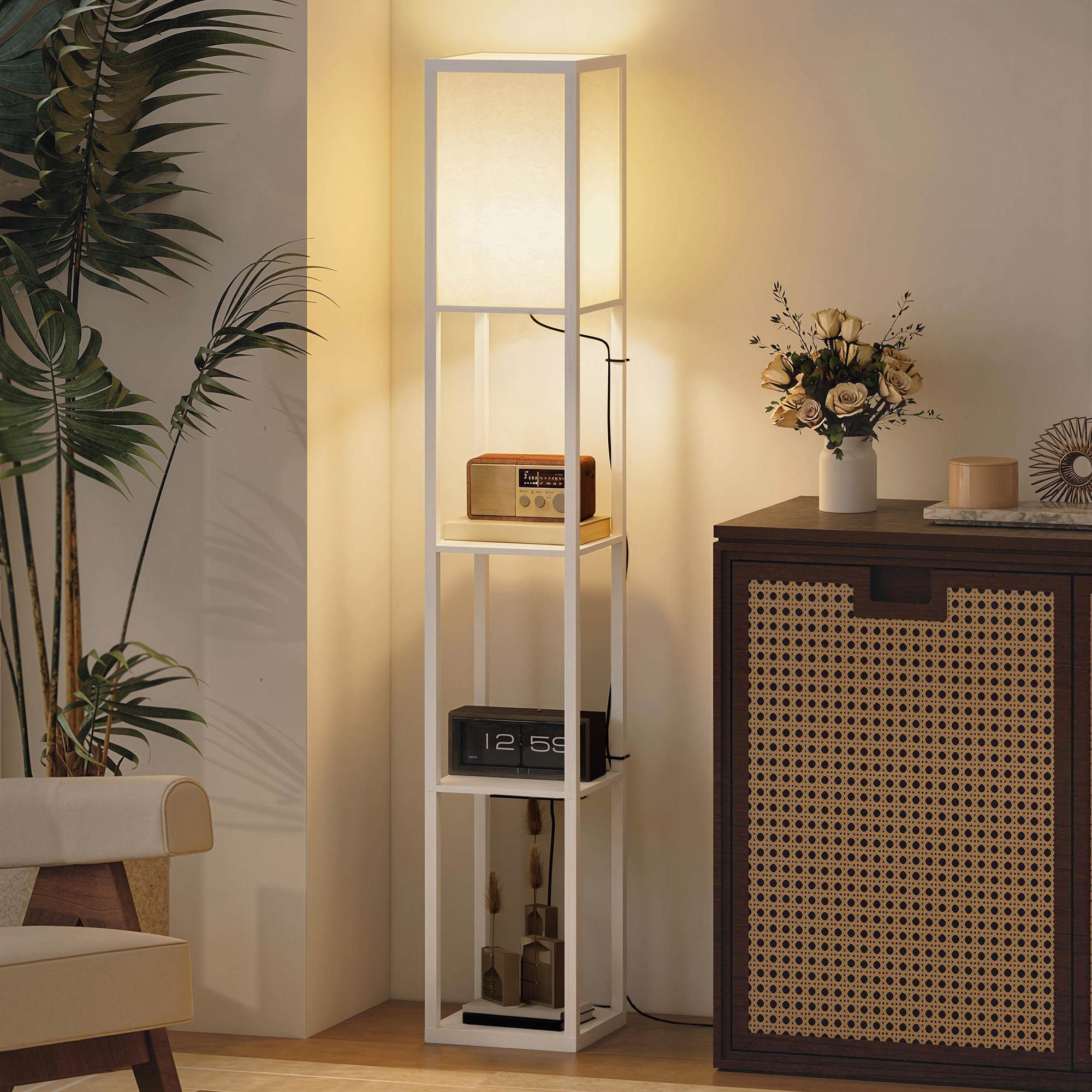 Una lampada da terra bianca con mensole per radio, orologio e decori, accanto a un mobile e piante.