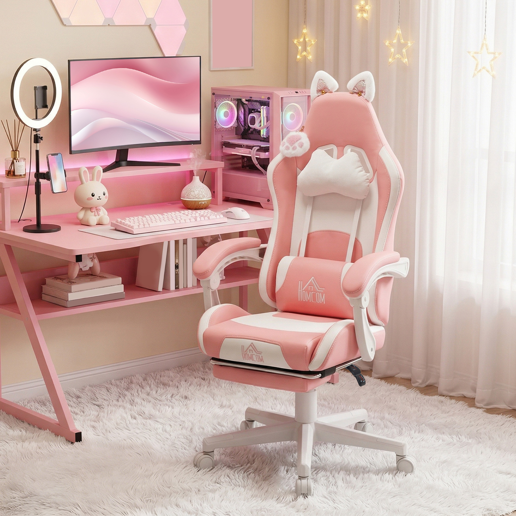 Una stanza da gioco rosa con scrivania, computer, sedia rosa con orecchie da gatto e tappeto bianco soffice.