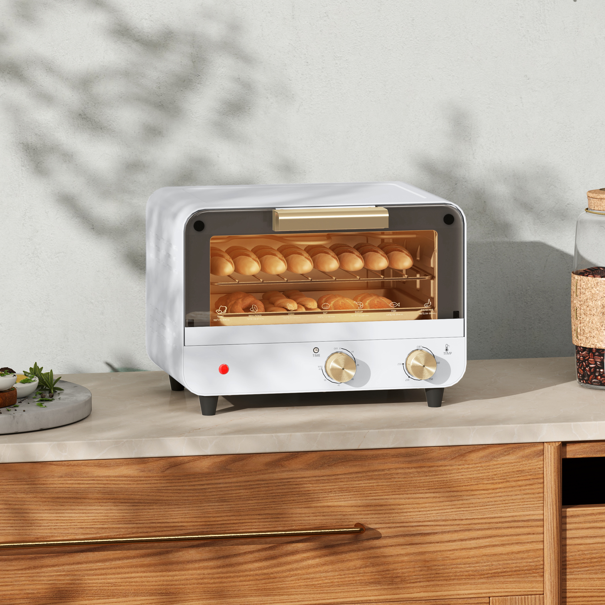 Un mini forno bianco con dettagli dorati posato su un bancone da cucina.