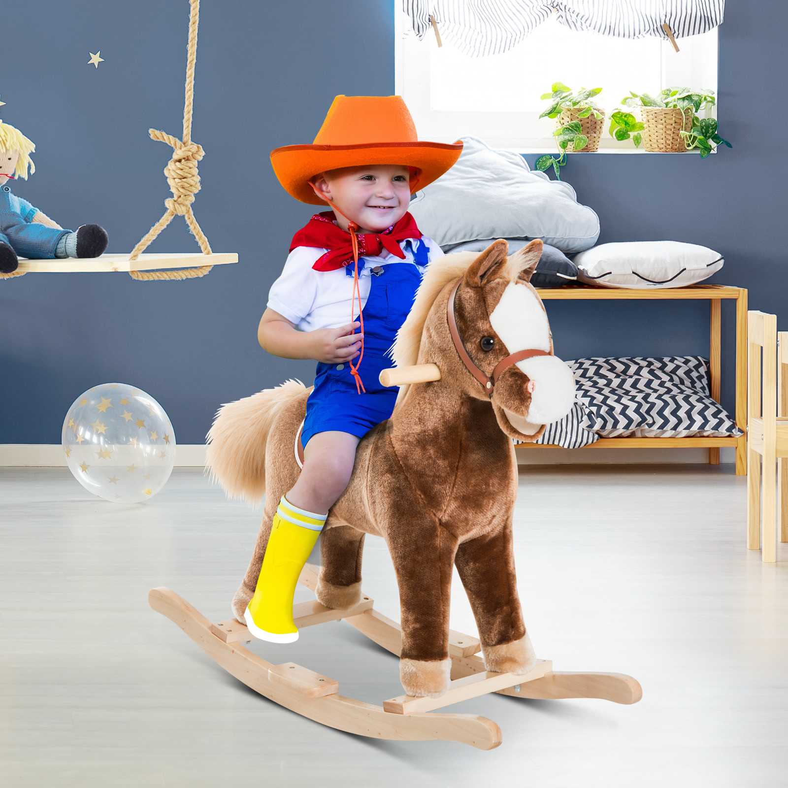 Un bambino con cappello da cowboy e stivali gialli cavalca un dondolo in una stanza.