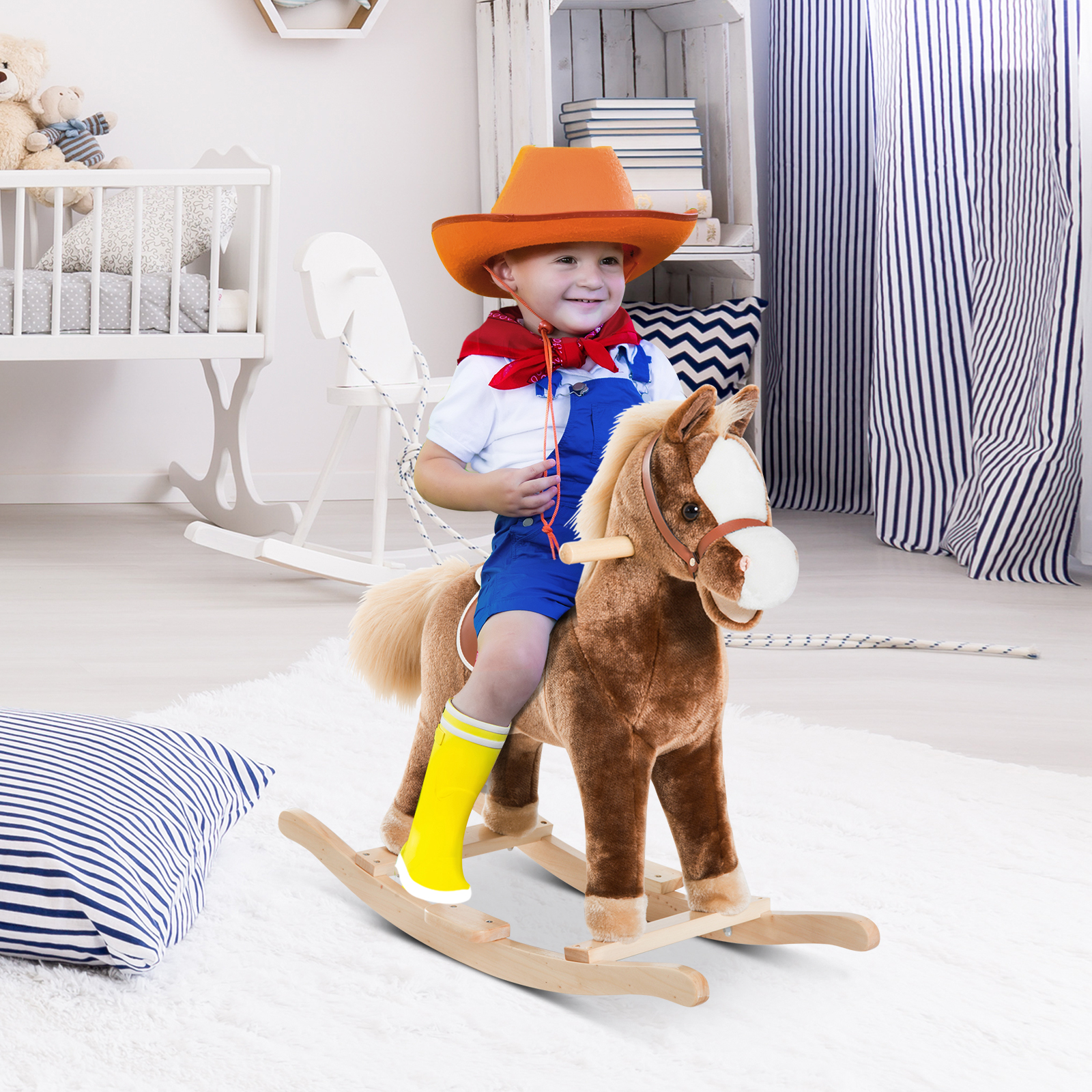 Un bambino con cappello da cowboy e stivali gialli cavalca un cavallo a dondolo di peluche in una stanza.