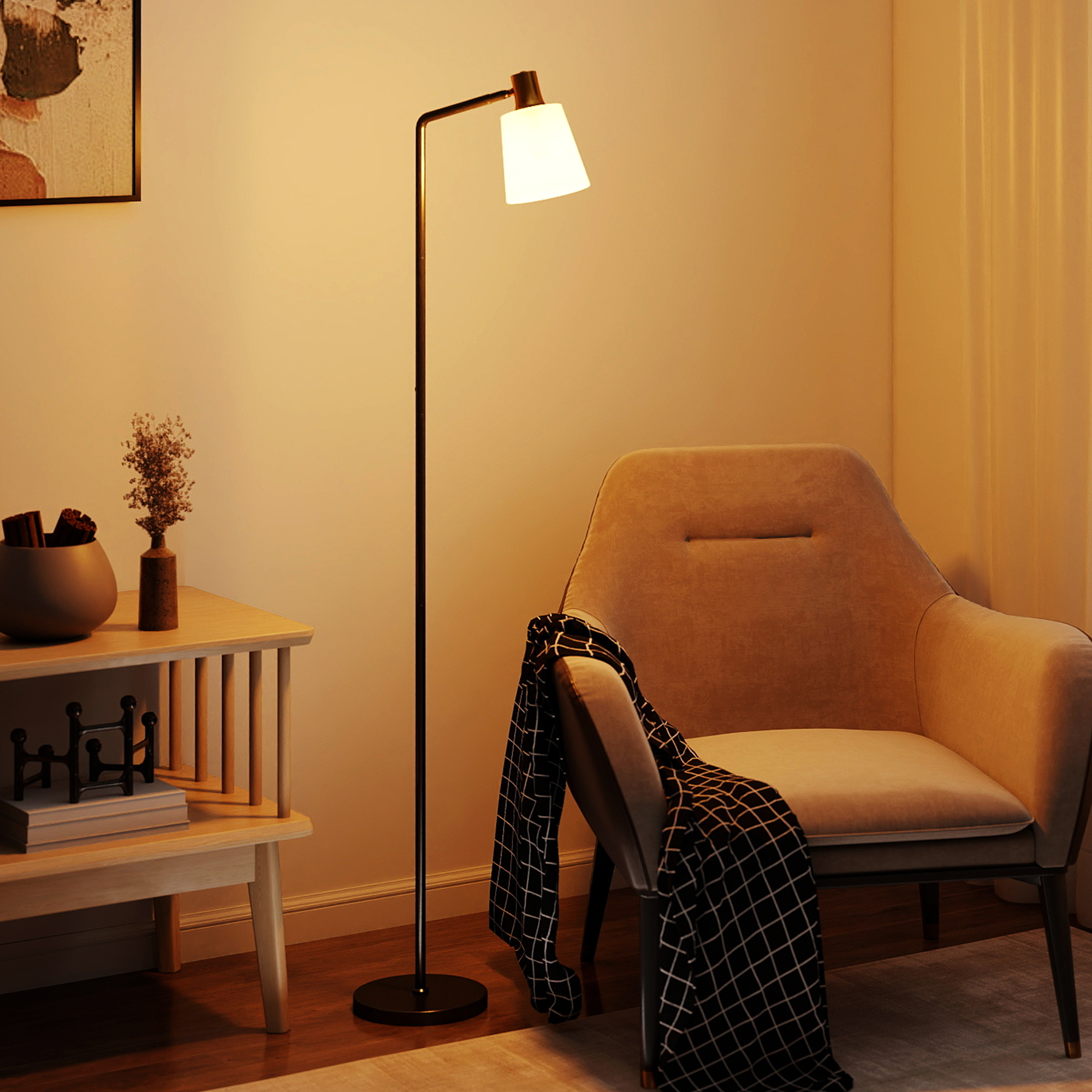 Una lampada da terra illumina una poltrona beige con una coperta a quadri e un tavolino.
