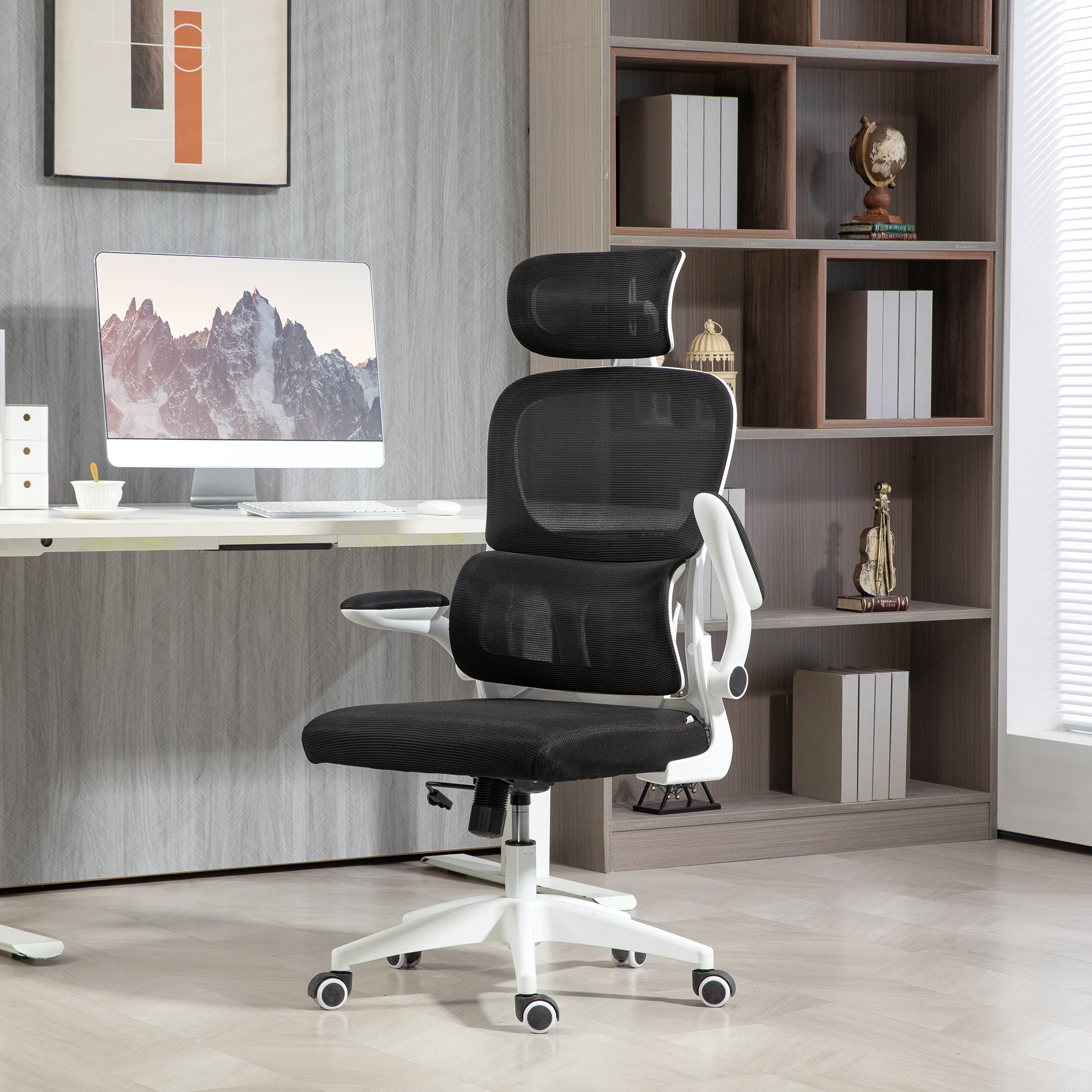 Sedia da ufficio nera ergonomica con struttura bianca in un ufficio moderno con scrivania e libreria.