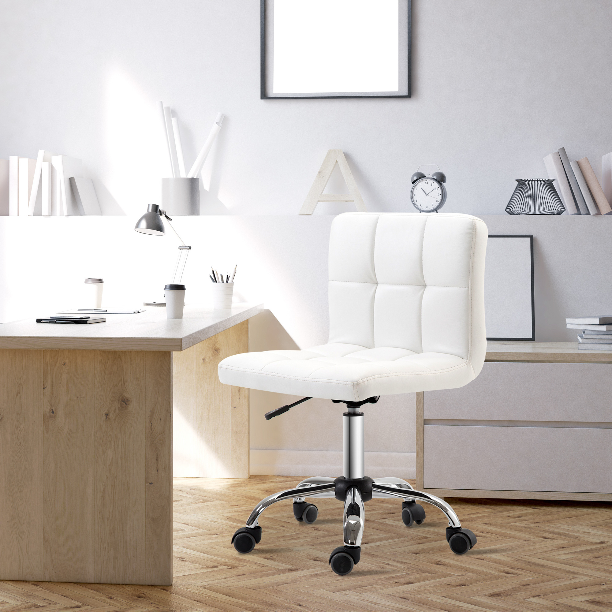 Una sedia girevole bianca con gambe in cromo davanti a una scrivania in legno in un ufficio luminoso.
