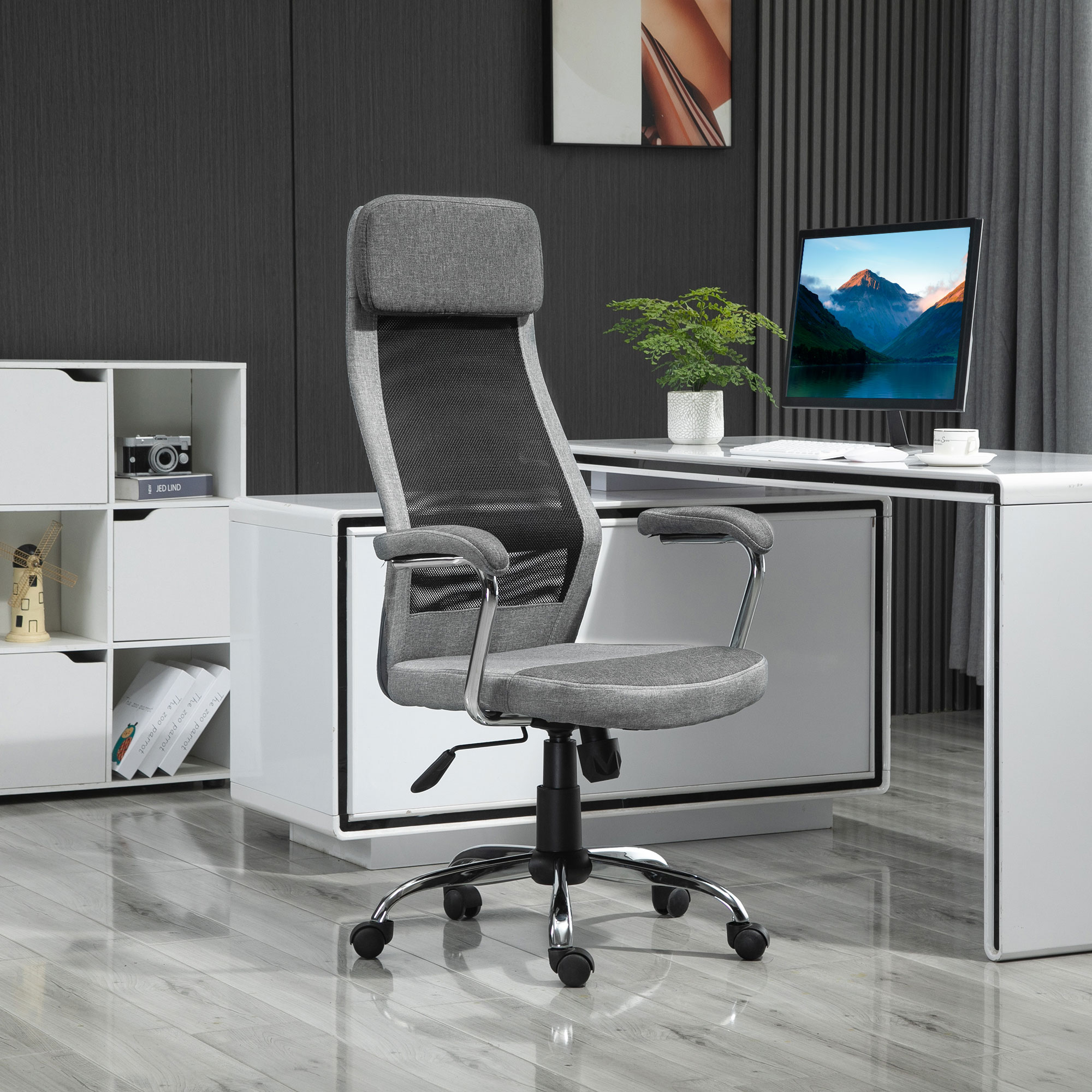 Una sedia da ufficchio ergonomica grigia con schienale in rete si trova in un ufficio moderno.