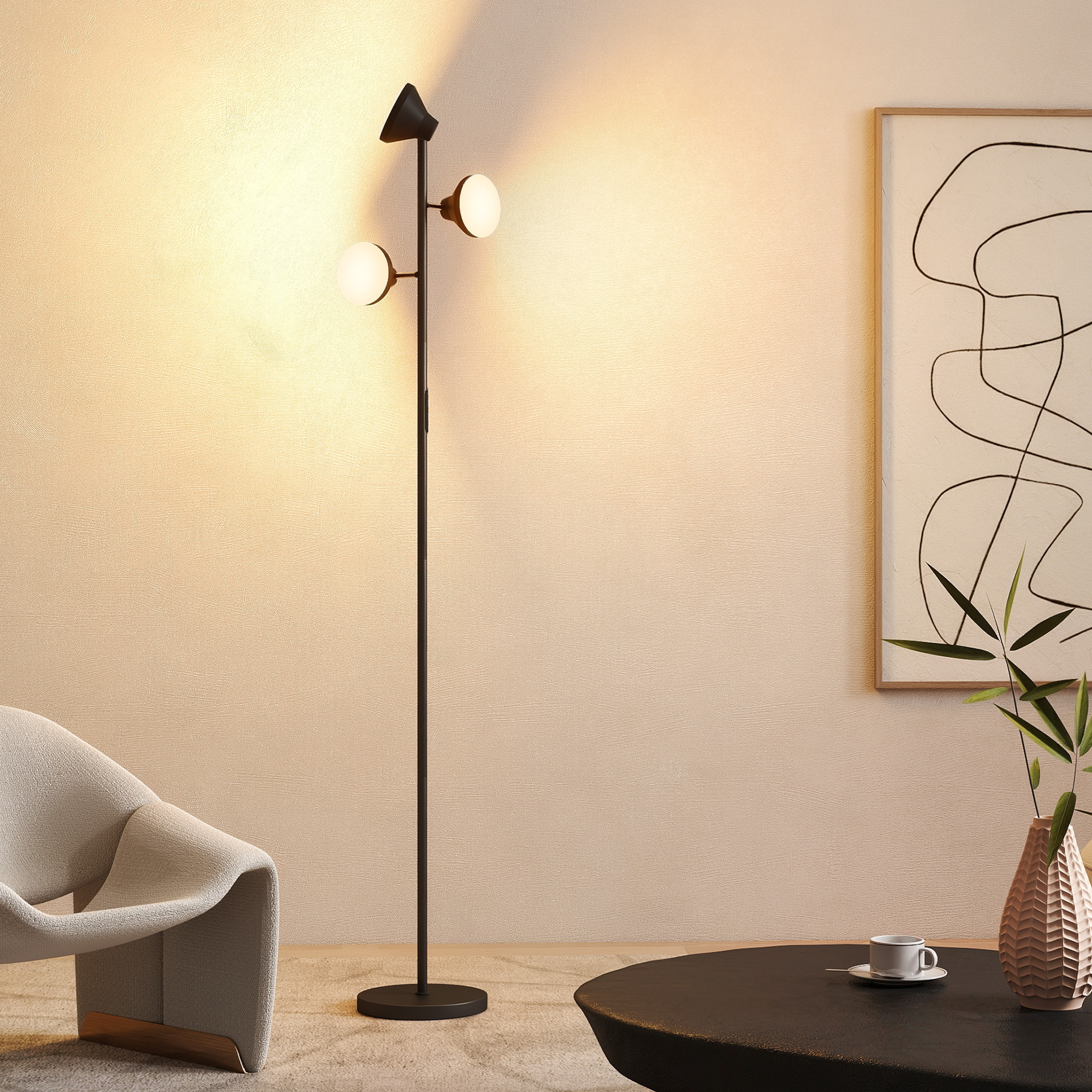 Una lampada da terra nera con tre luci sferiche illumina un accogliente soggiorno con poltrona, quadro e tavolino.