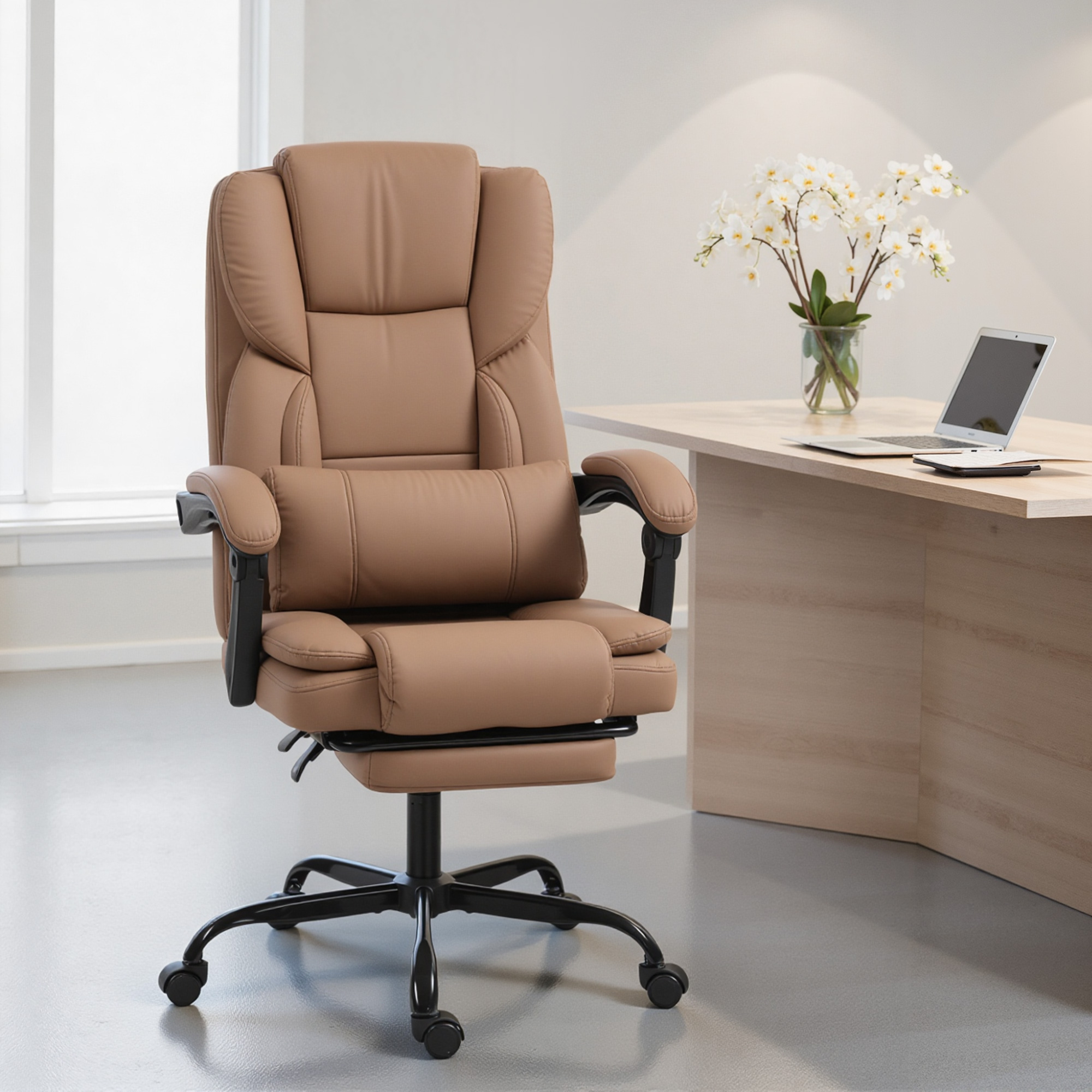 Una sedia da ufficio in pelle marrone con ruote nere si trova in un ufficio moderno vicino a una scrivania in legno.