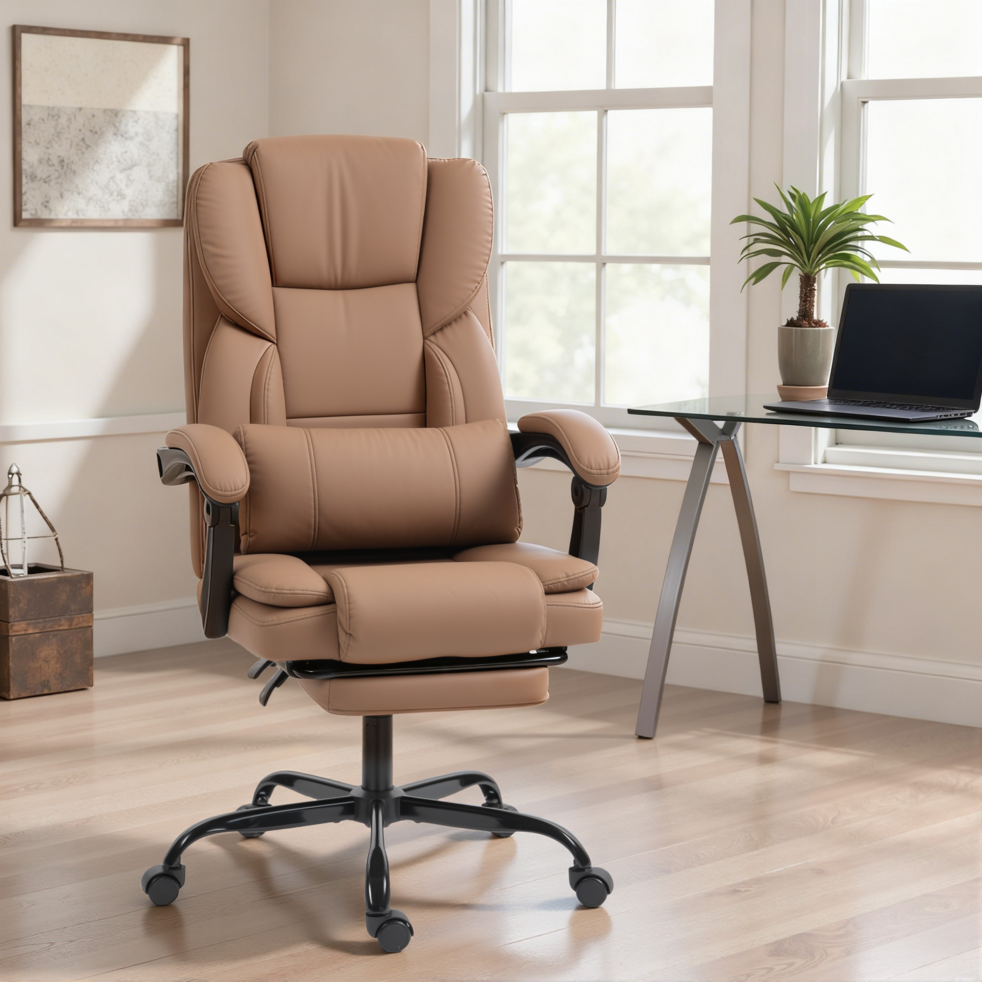 Una sedia da ufficio in pelle beige con poggiapiedi si trova in una stanza luminosa con una scrivania e un computer portatile sullo sfondo.