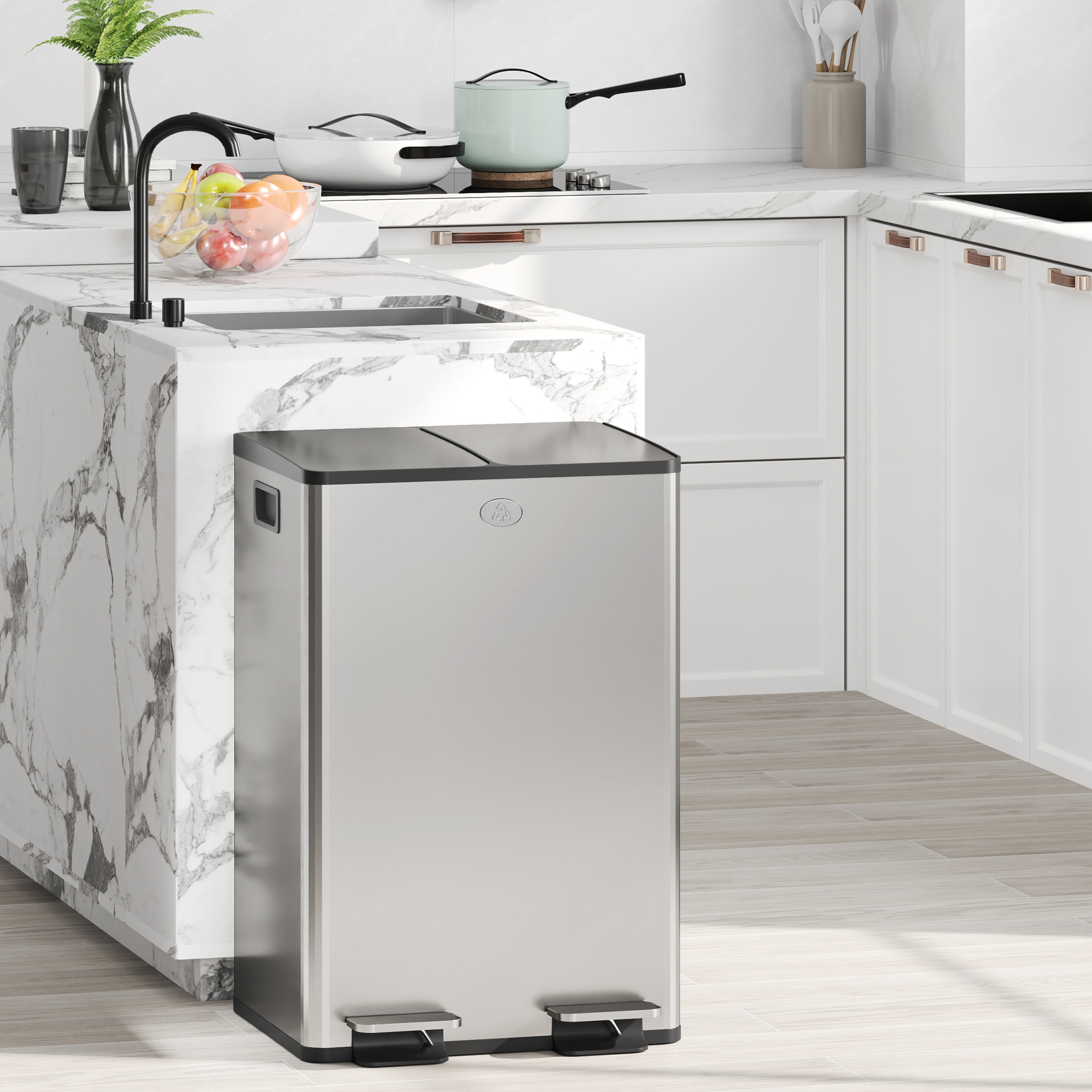 Un cestino a due compartimenti in acciaio inossidabile in una cucina moderna.