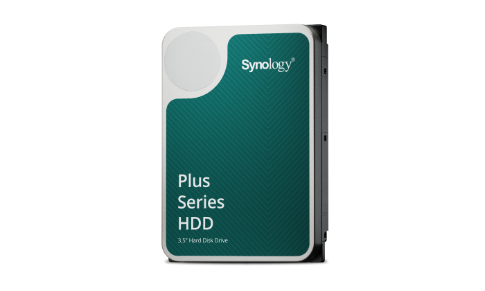 Synology Plus Series 3.5 Zoll Festplatte in Silber und Türkis auf weißem Hintergrund.