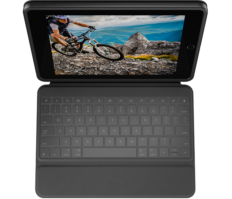 Un tablet nero in custodia con tastiera mostra un ciclista in un paesaggio roccioso.