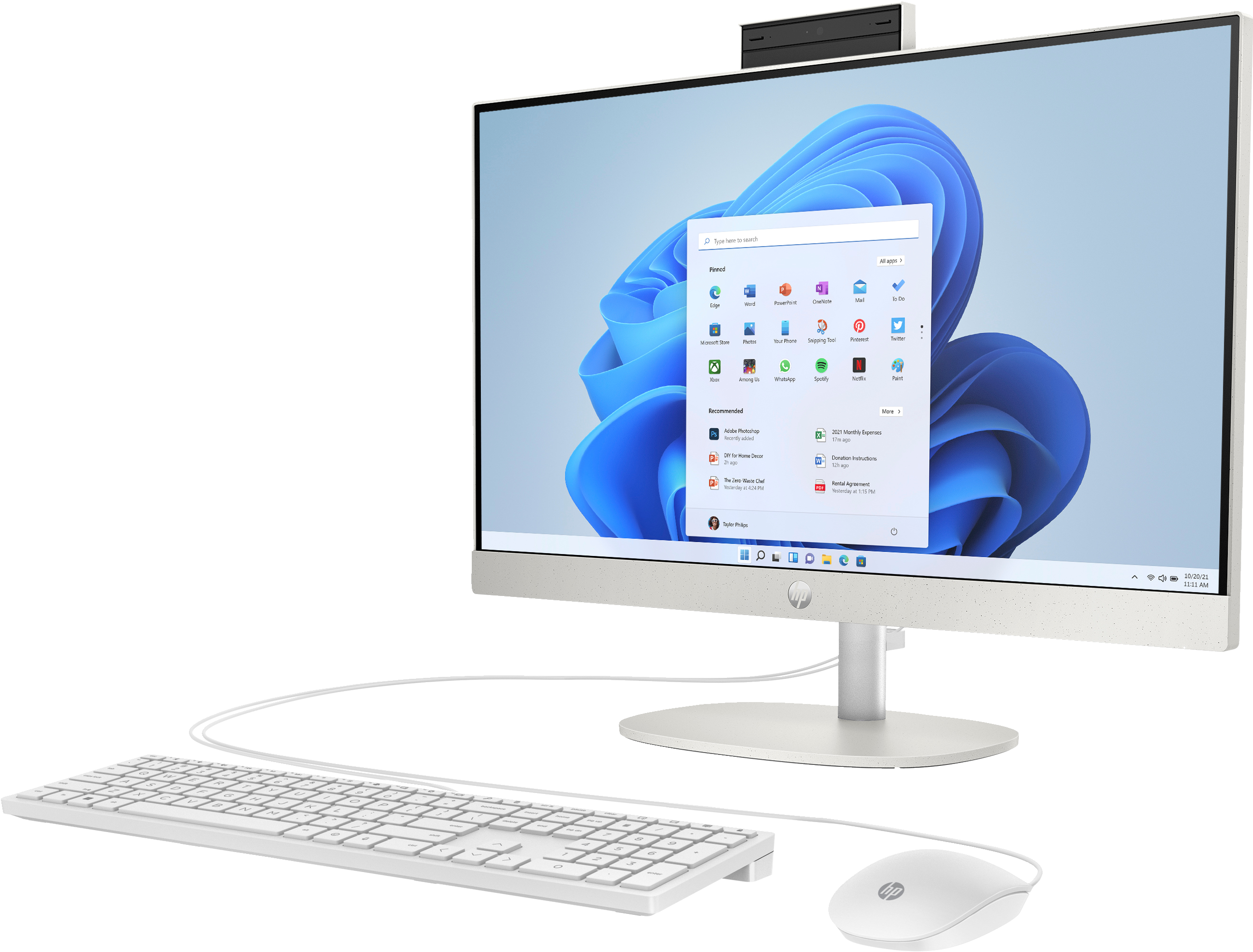 Biały komputer typu all-in-one HP z monitorem, klawiaturą i myszą na białym tle.