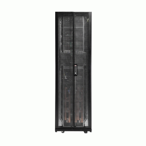 Ein schwarzer Serverschrank mit Mesh-Türen auf Rollen, der elektronische Geräte im Inneren zeigt.