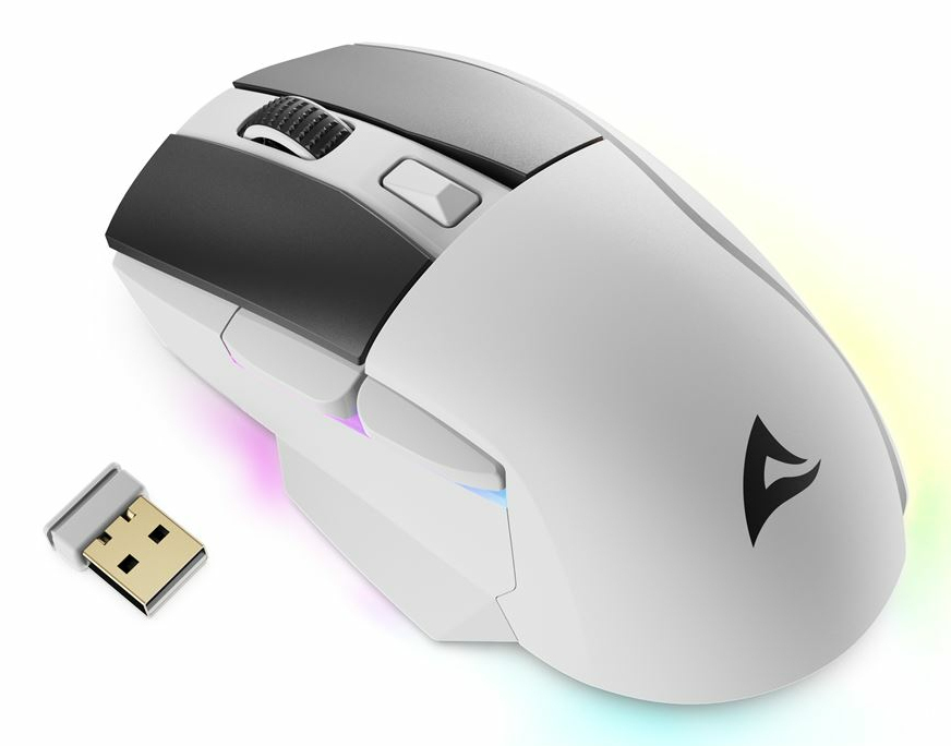 Eine weiß-schwarze kabellose Gaming-Maus mit RGB-Beleuchtung und einem kleinen USB-Empfänger links.