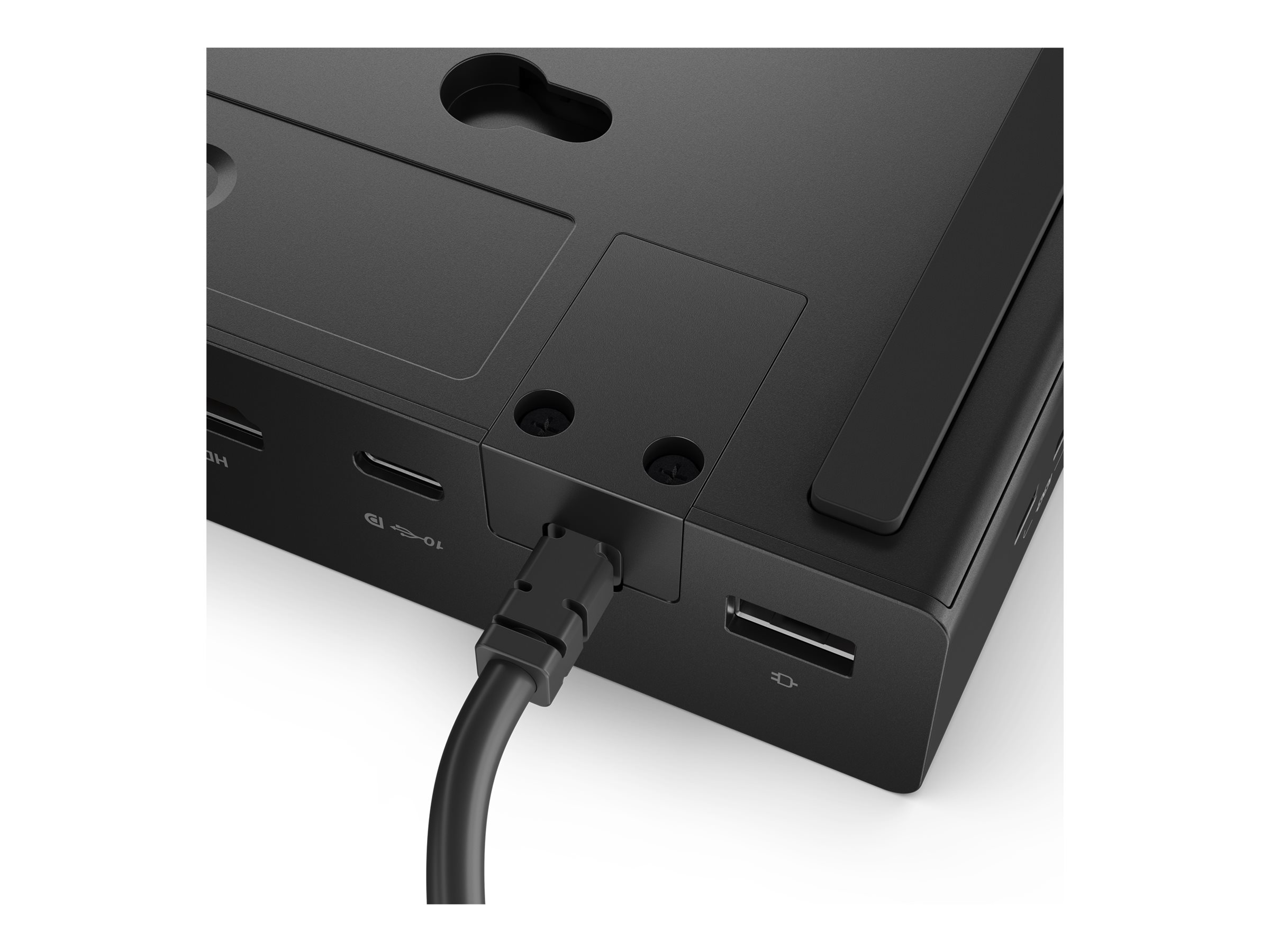 Primer plano de un dispositivo electrónico negro con un cable conectado y puertos USB.