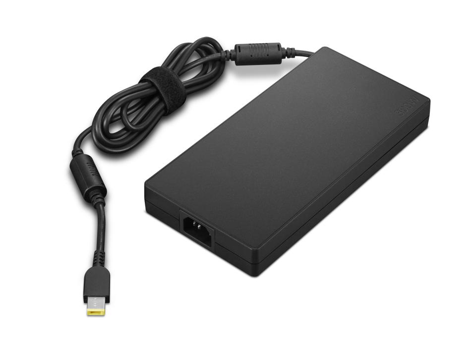 Ein schwarzes Laptop-Netzteil mit zusammengerolltem Kabel und gelbem Stecker auf weißem Hintergrund.