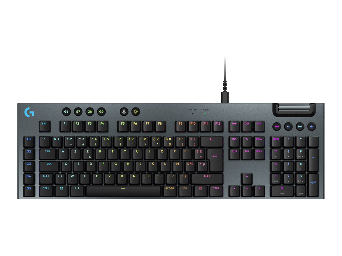 Eine graue Gaming-Tastatur mit beleuchteten Tasten, Makrotasten und einem numerischen Tastenfeld auf weißem Hintergrund.