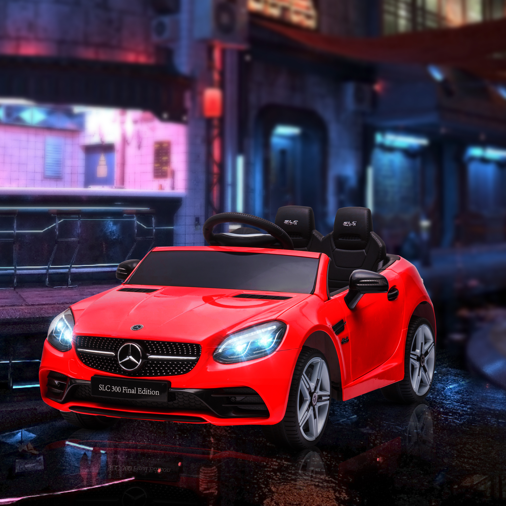 Un'auto elettrica rossa Mercedes SLC per bambini parcheggiata su una strada bagnata davanti a uno sfondo illuminato.
