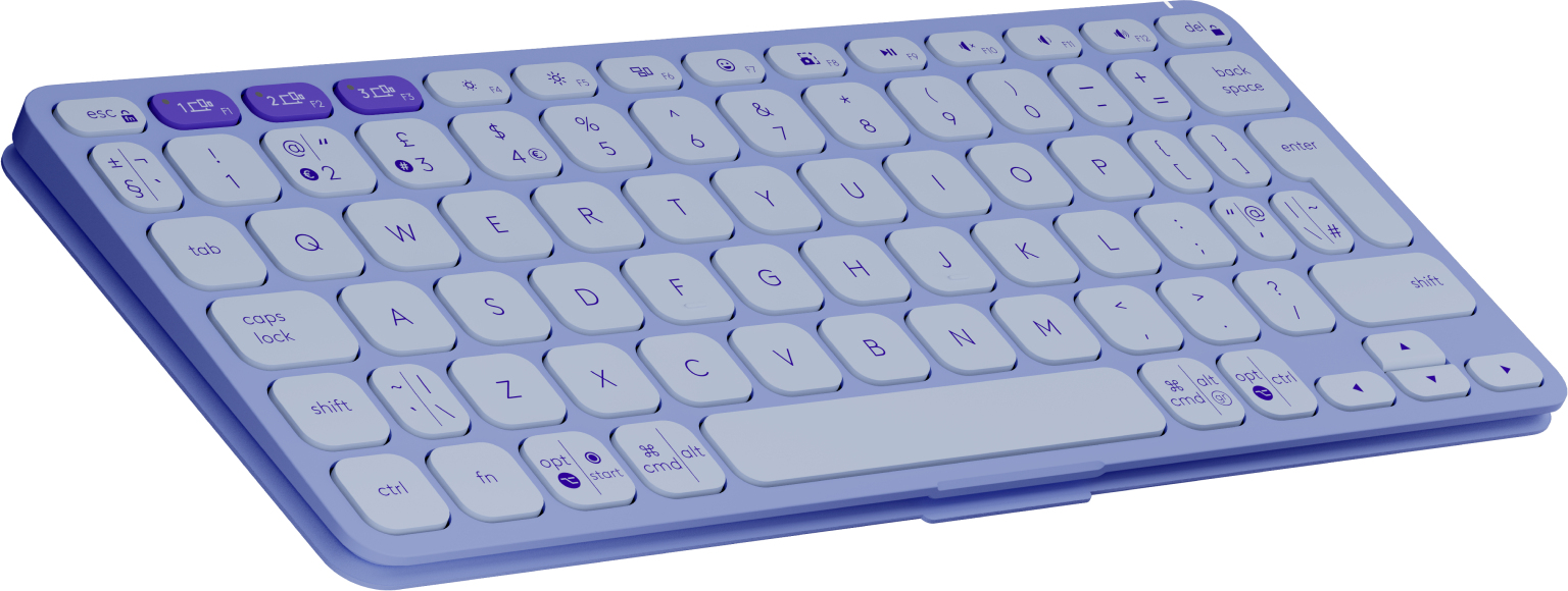 Una tastiera wireless viola compatta con tasti rotondi azzurri e stampa scura vista da un'angolazione.