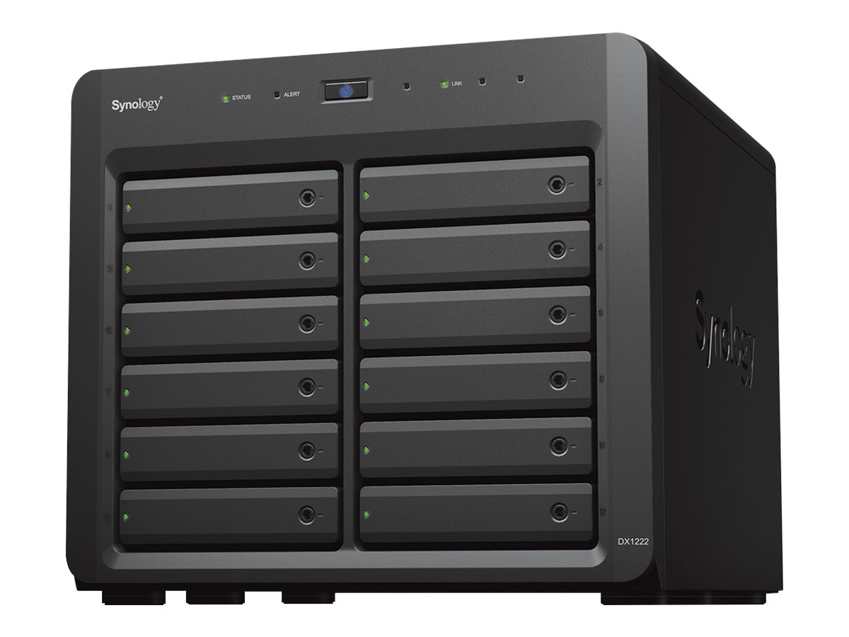 Enclosure NAS Synology DX1222 nera con dodici alloggiamenti per unità su sfondo bianco.
