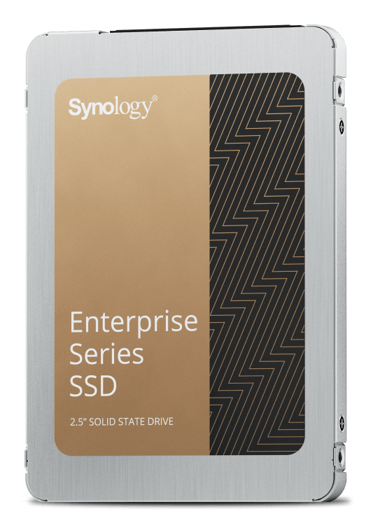 Un SSD plateado de la serie Enterprise de Synology con diseño dorado y negro.