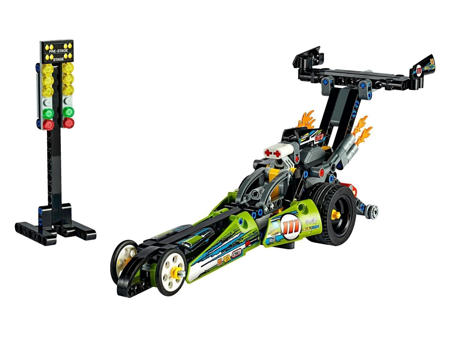 Ein grünes Lego-Dragster-Auto mit einer Startampel daneben auf weißem Grund.
