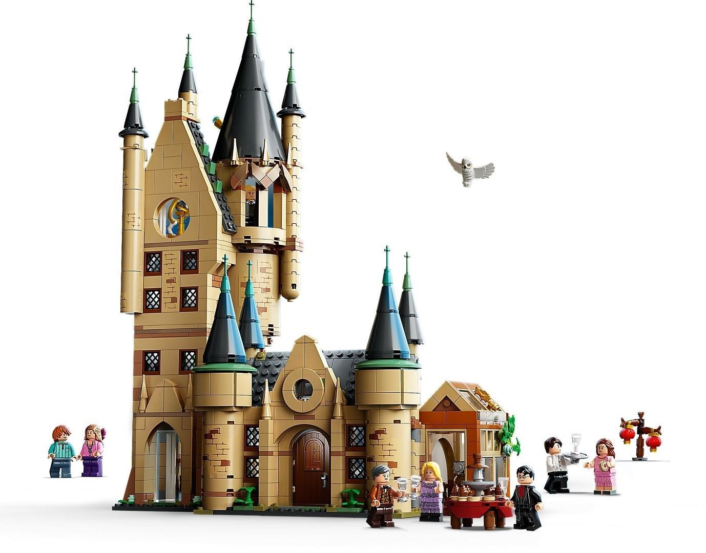 Lego Hogwarts Schlossturm mit Minifiguren und einer Eule, die oben fliegt.