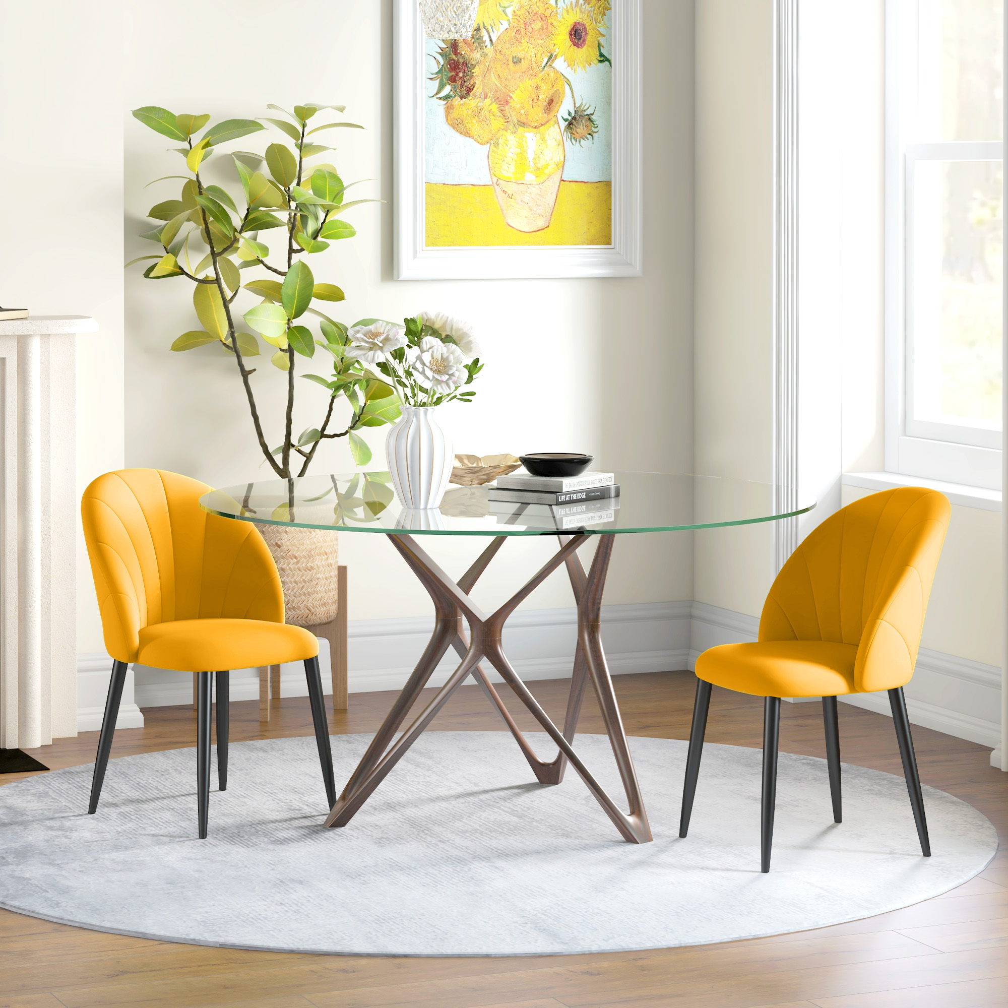 Tavolo da pranzo in vetro con gambe in legno, due poltroncine gialle, una pianta, un vaso di fiori e un dipinto.