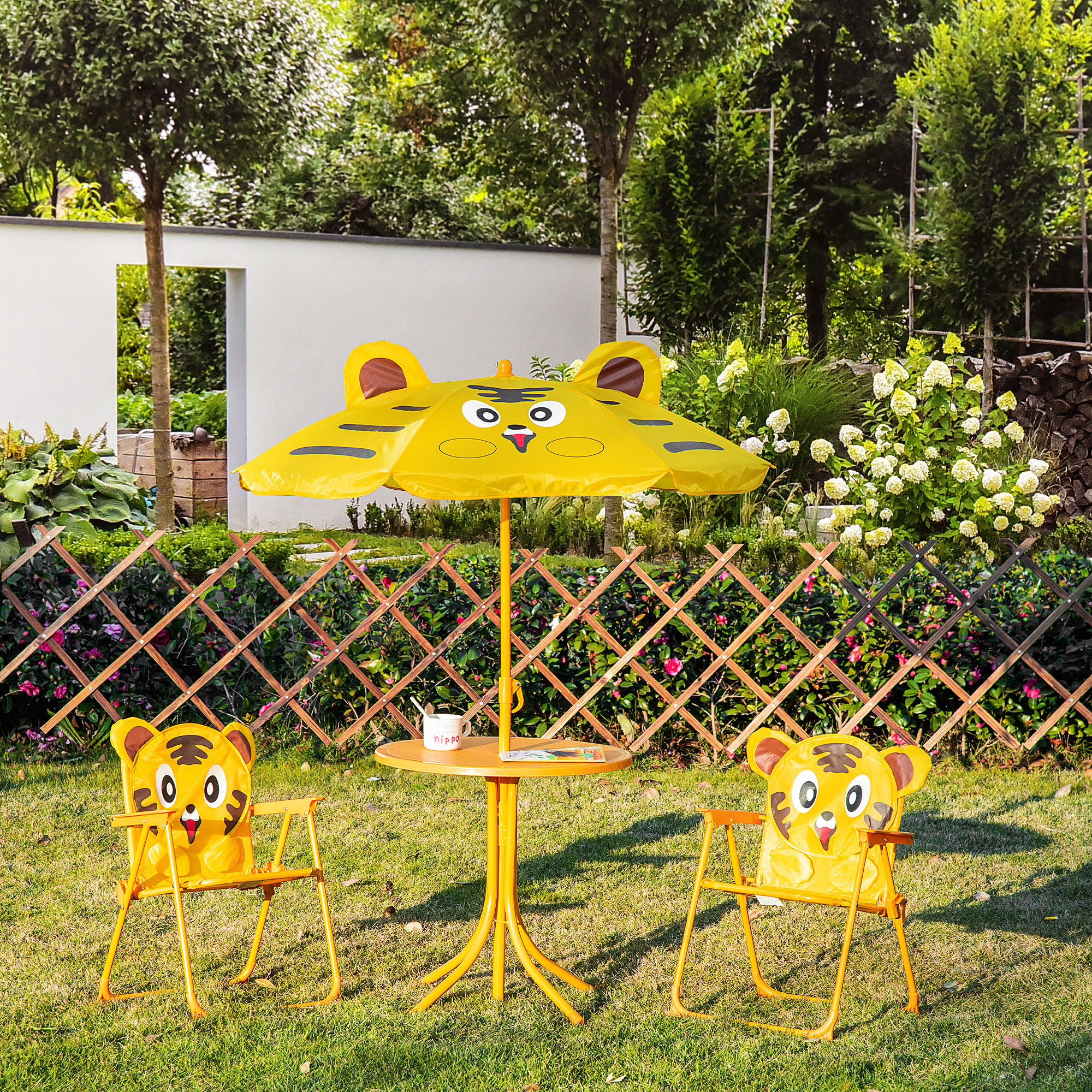 Un set da giardino giallo a tema tigre per bambini con tavolo e due sedie sotto un ombrellone.