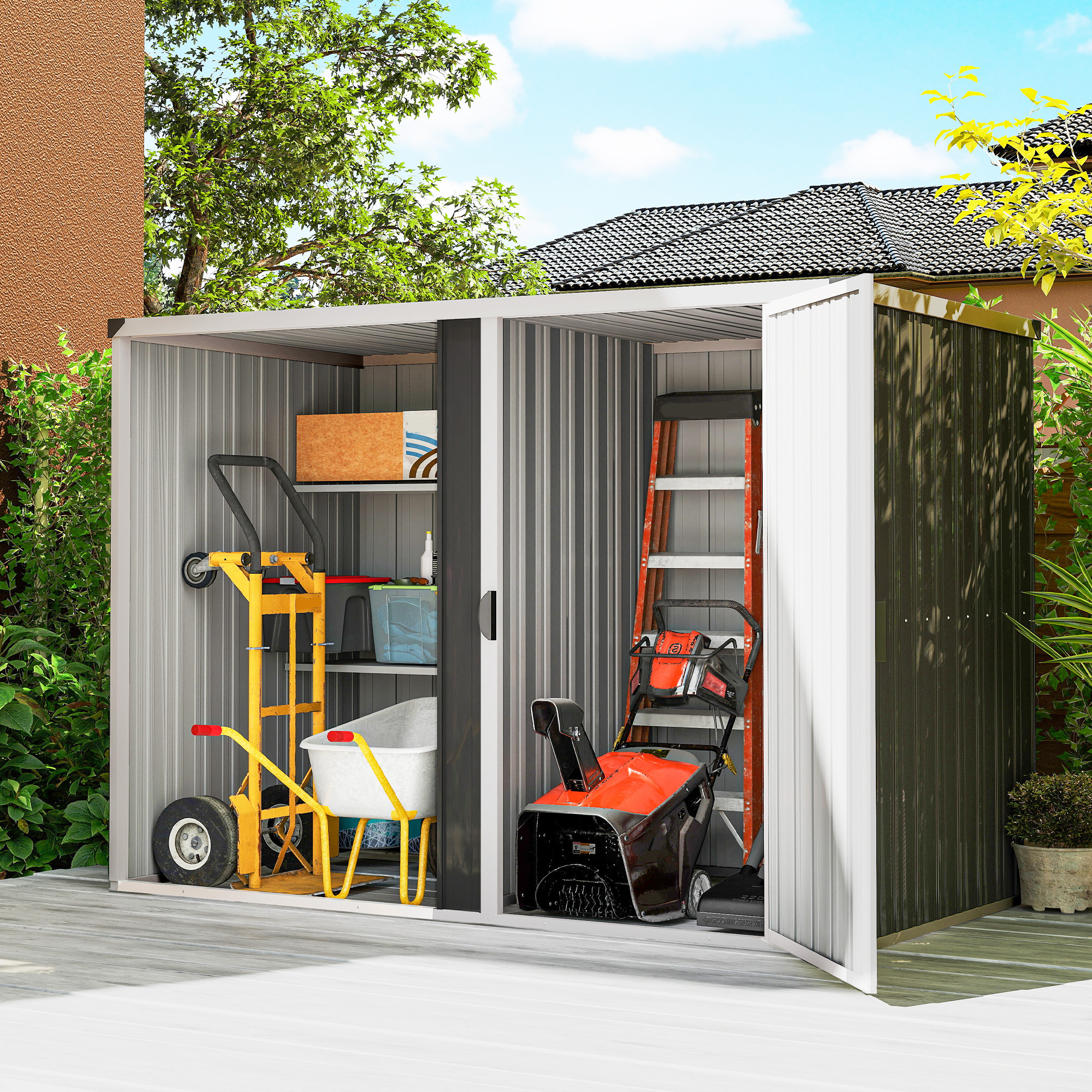 Un capanno da giardino in metallo aperto con carrello, carriola, scala e spazzaneve su sfondo verde.
