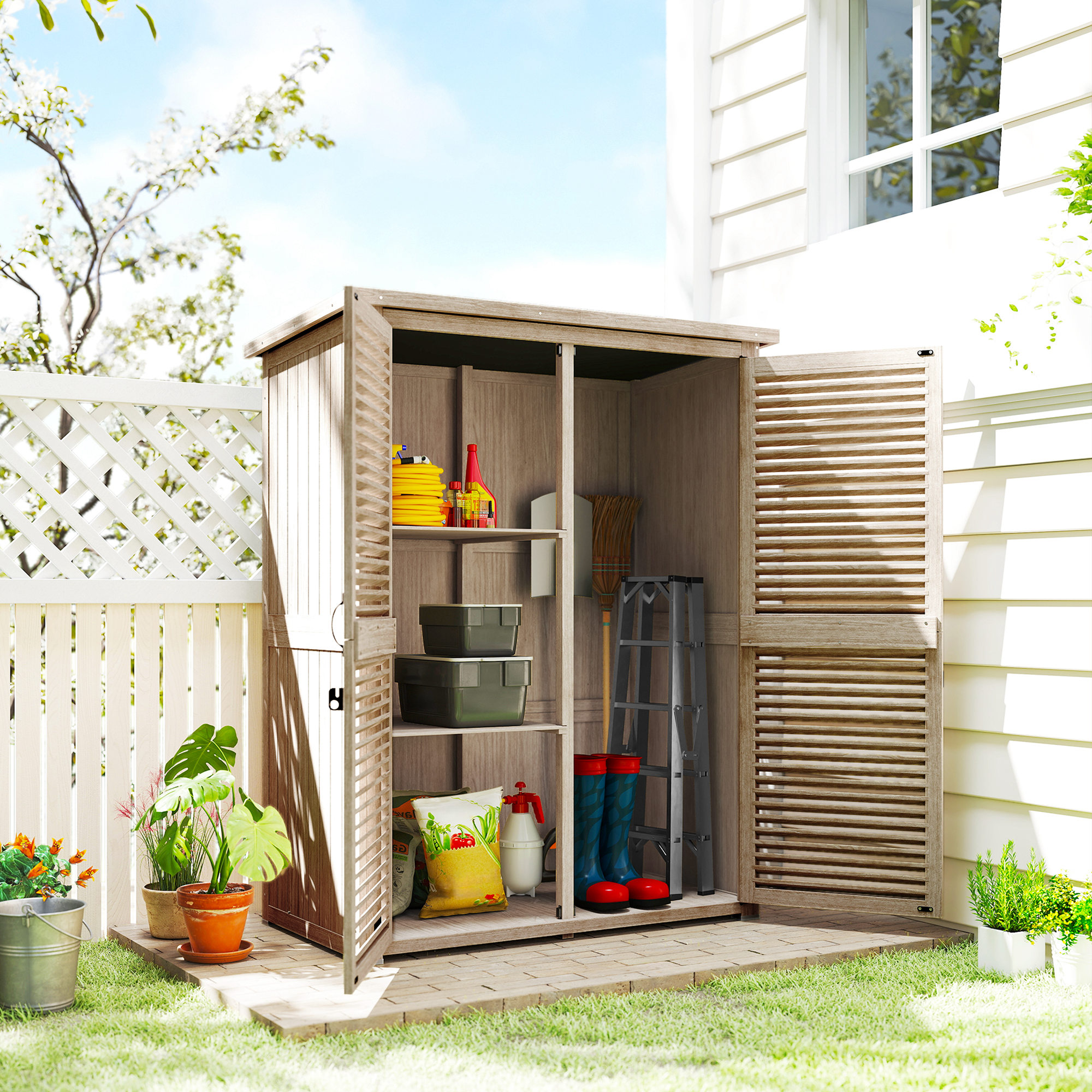 Un capanno da giardino in legno aperto contiene scaffali con scatole e attrezzi.