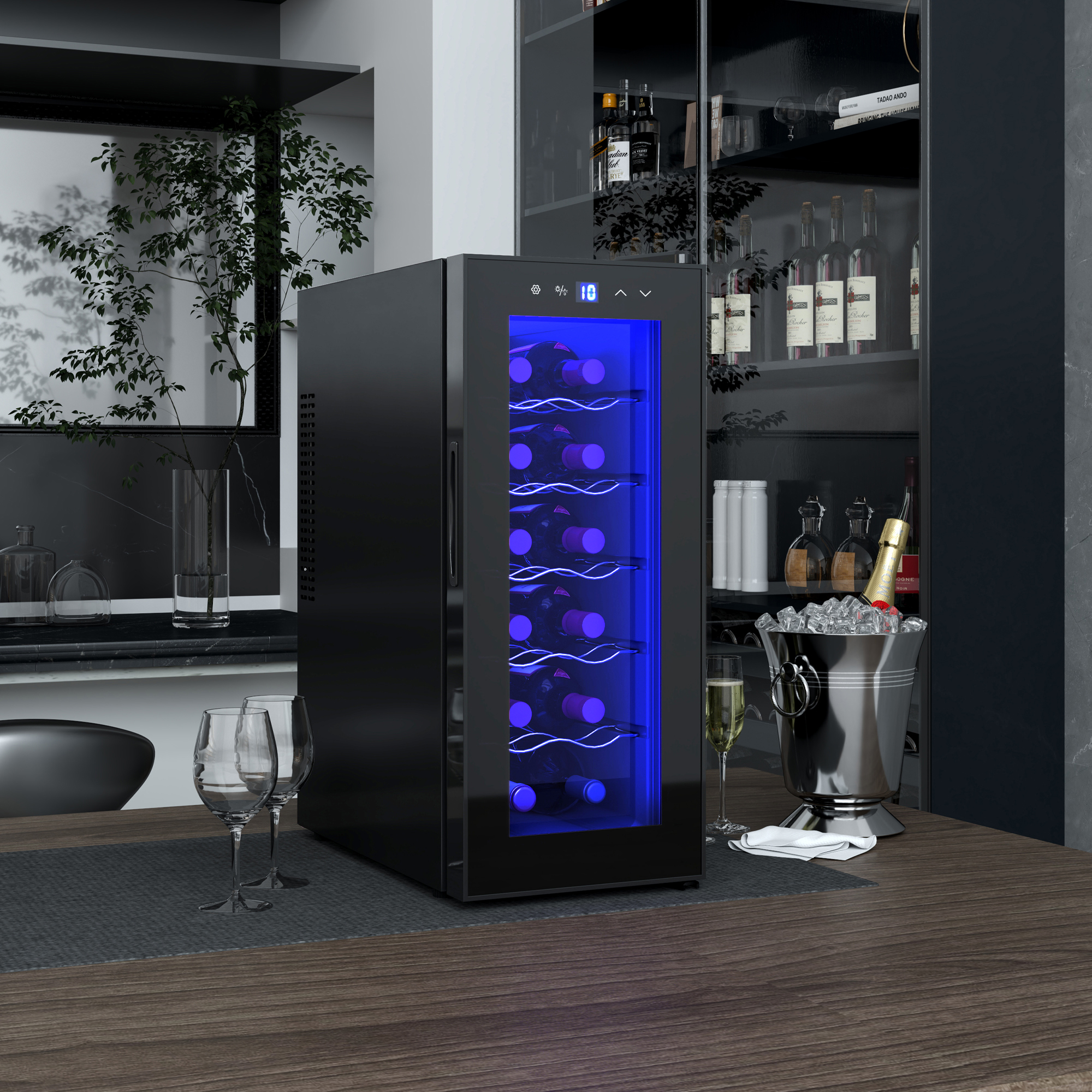 Una cantinetta nera con luce interna blu si trova su un tavolo di legno con bicchieri e secchiello.