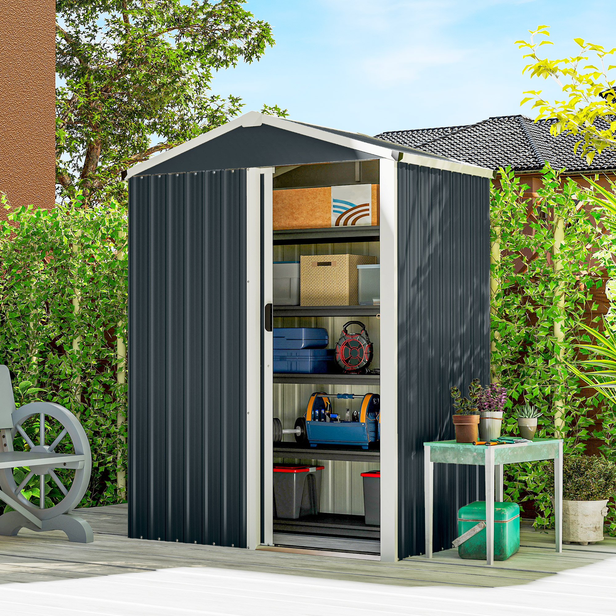Casetta da giardino in metallo grigio scuro con porta aperta, scaffali e attrezzi, su un terrazzo in legno.