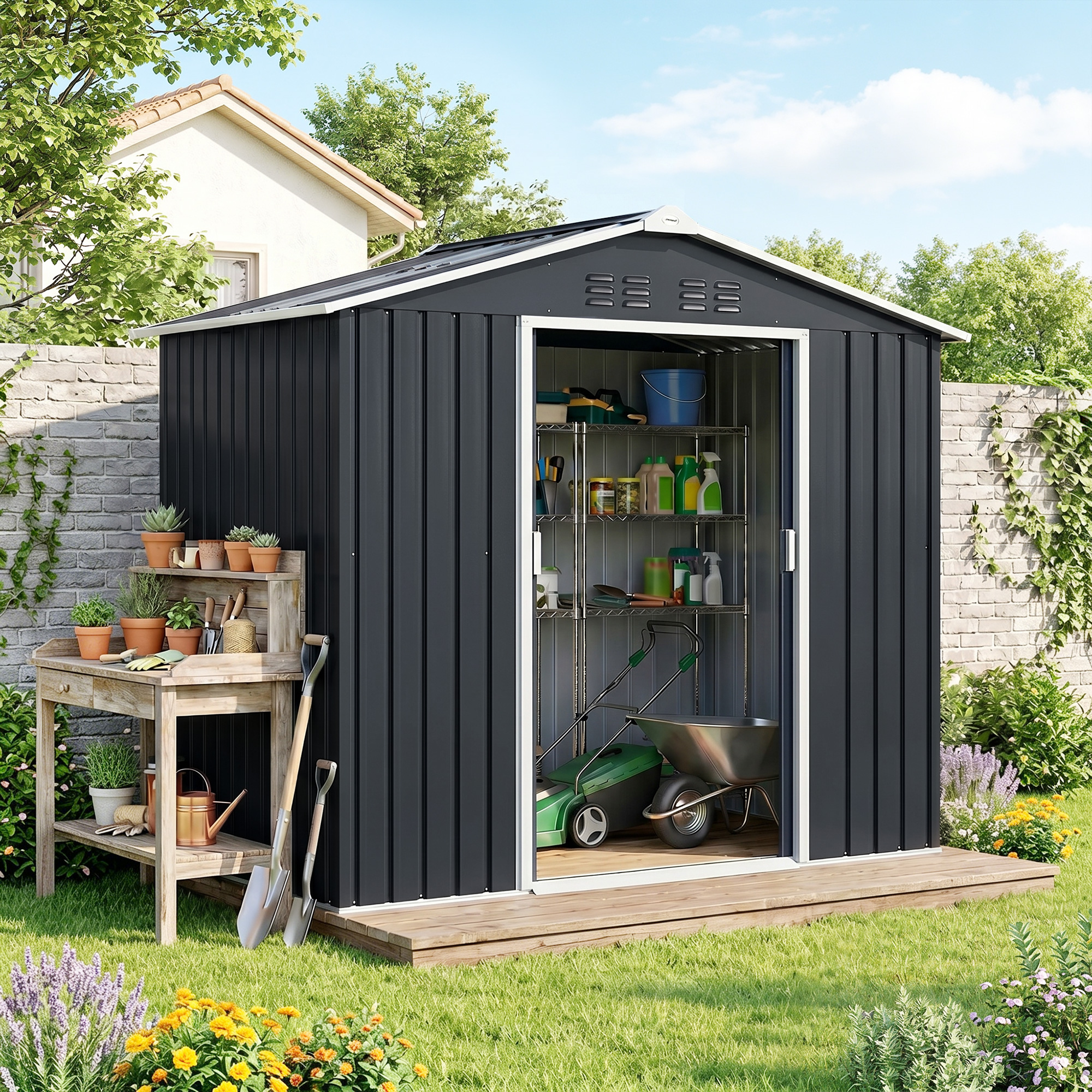 Casetta da giardino in metallo grigio scuro con porta aperta, scaffali, tosaerba e carriola.