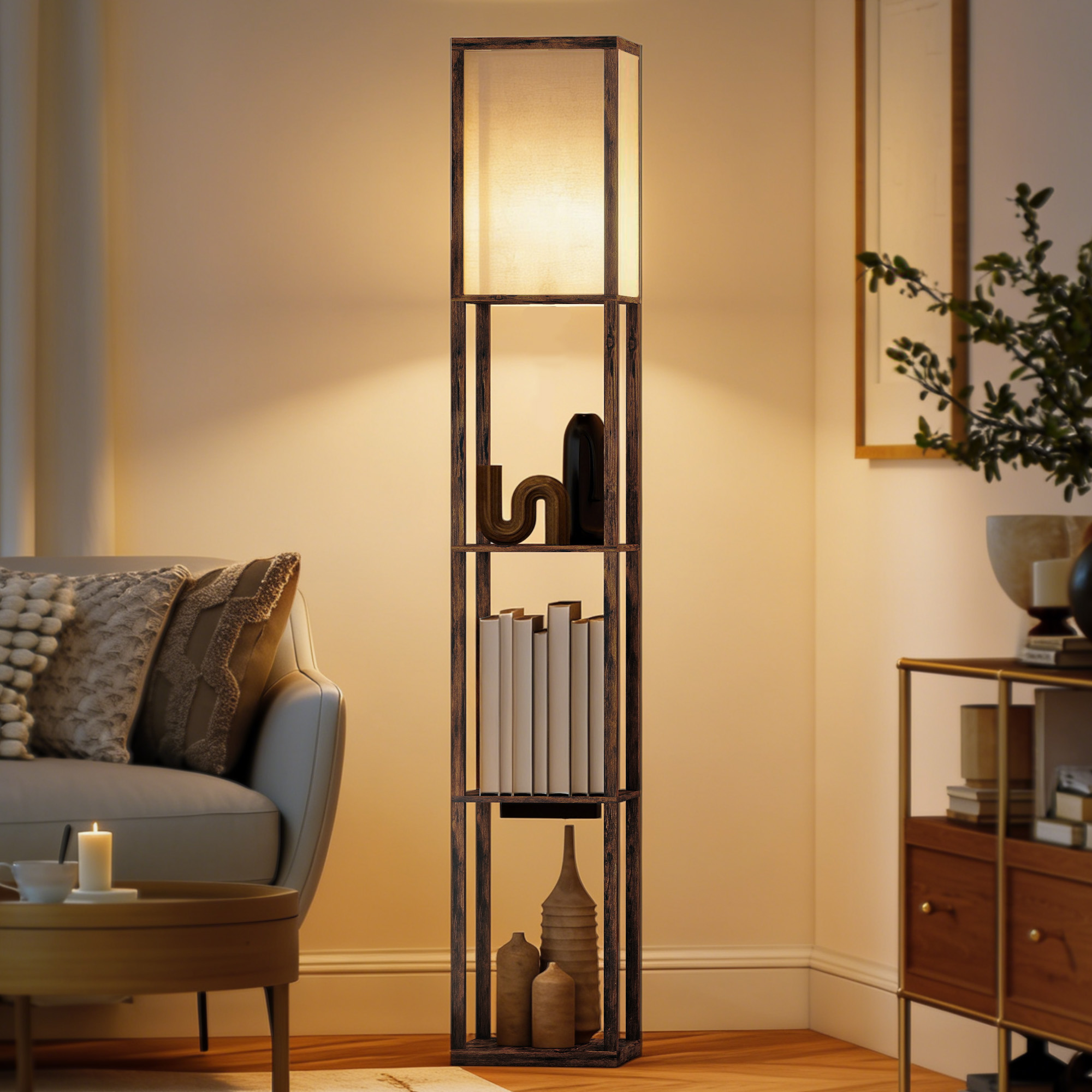 Una lampada da terra a scaffale in legno con luce in alto, libri e decorazioni in salotto.