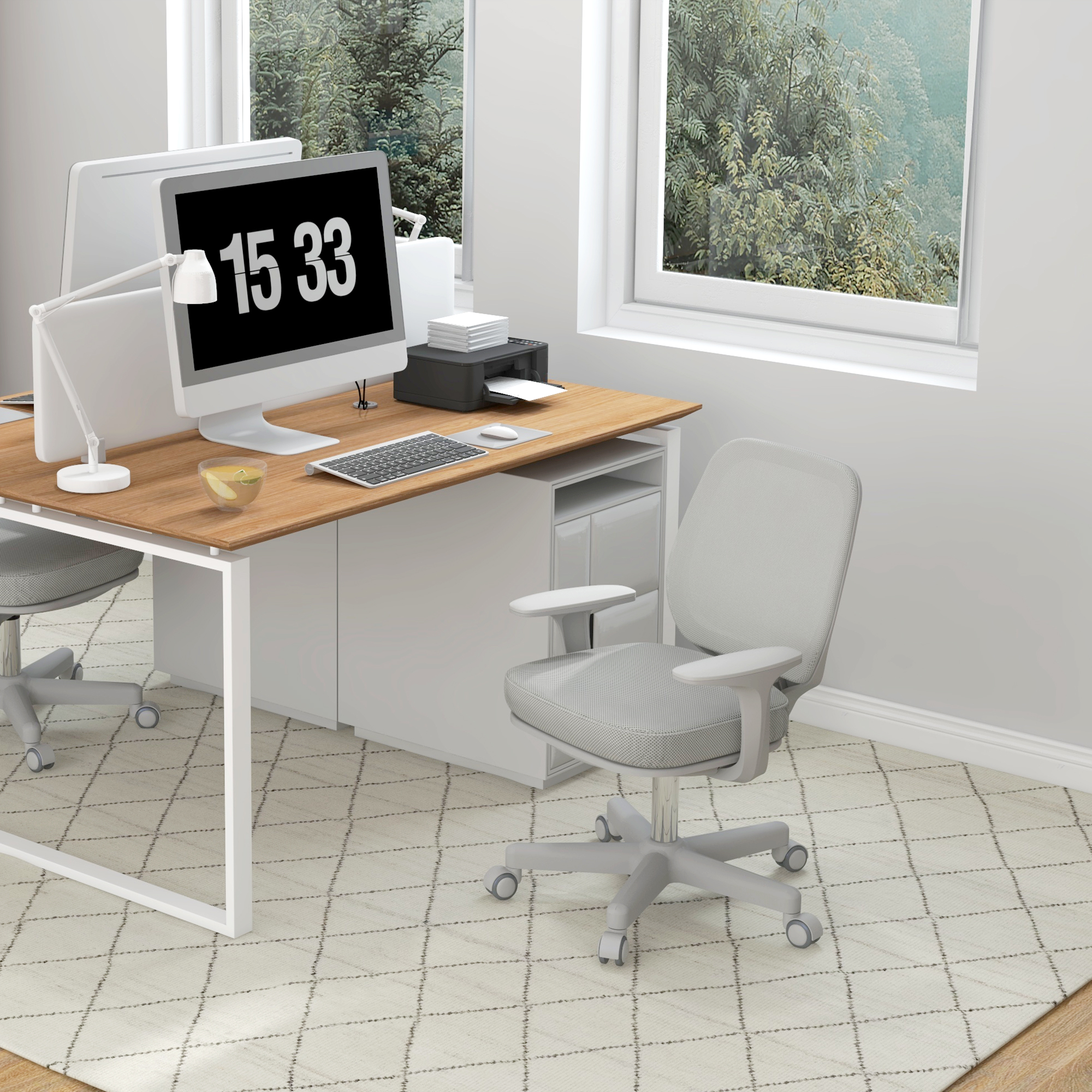 Scrivanie moderne con computer, stampanti e sedie da ufficio grigie in una stanza luminosa con ampie finestre.
