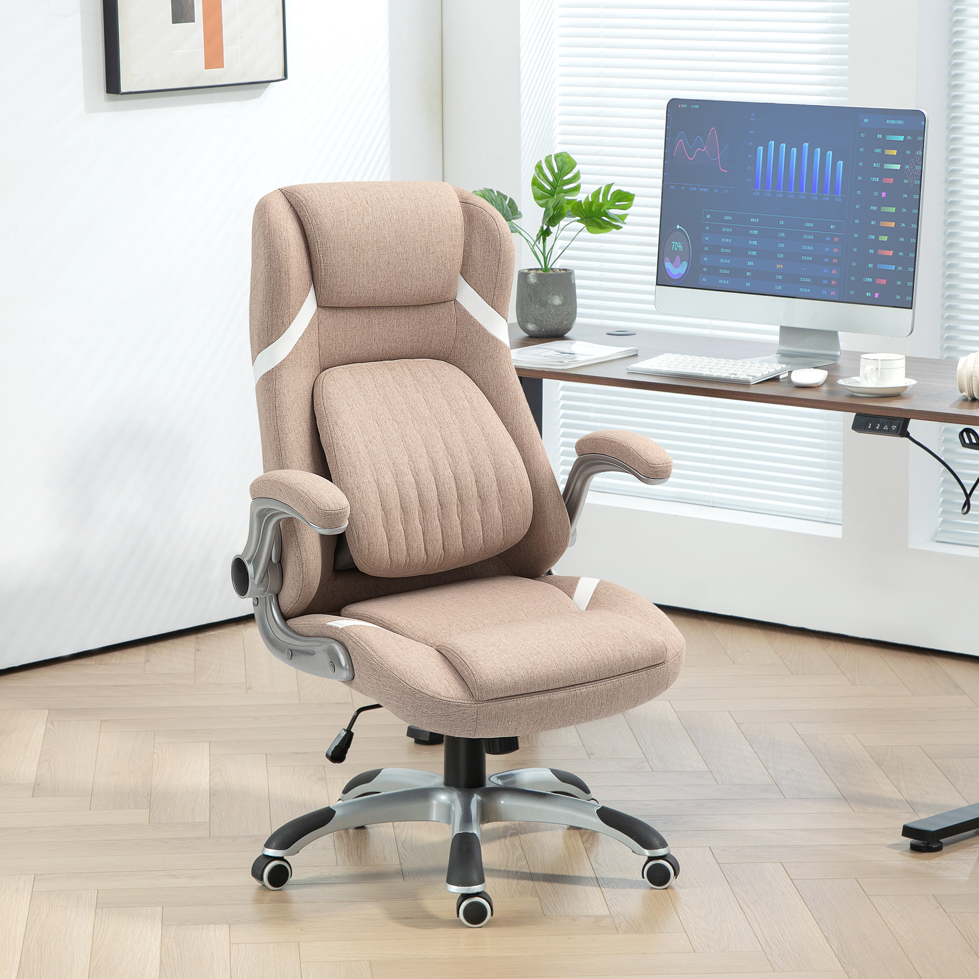 Una sedia da ufficio ergonomica beige con dettagli bianchi si trova davanti a una scrivania con un computer.